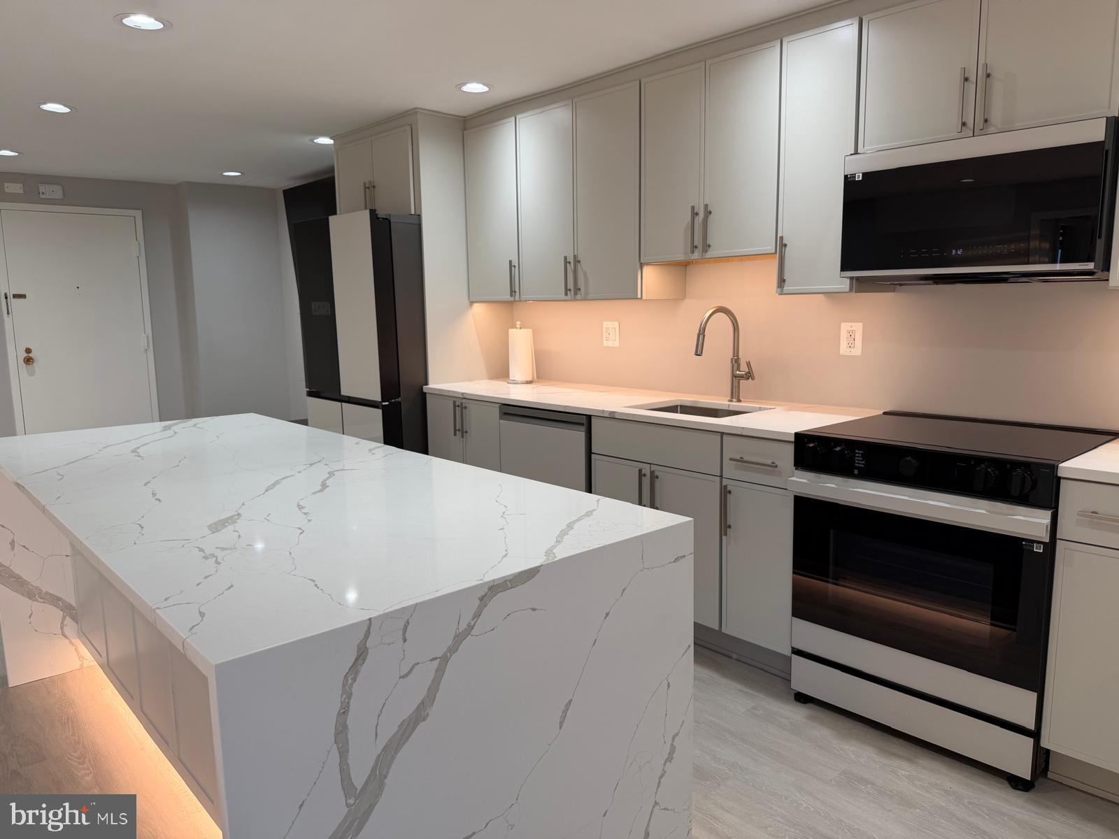 WASHINGTONIAN TOWER - Residential