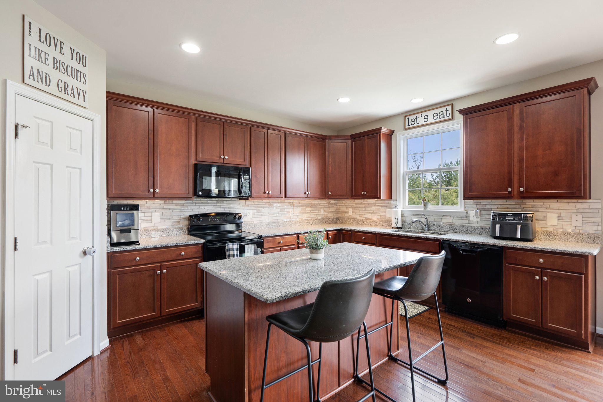 COLONIAL HILLS - Residential