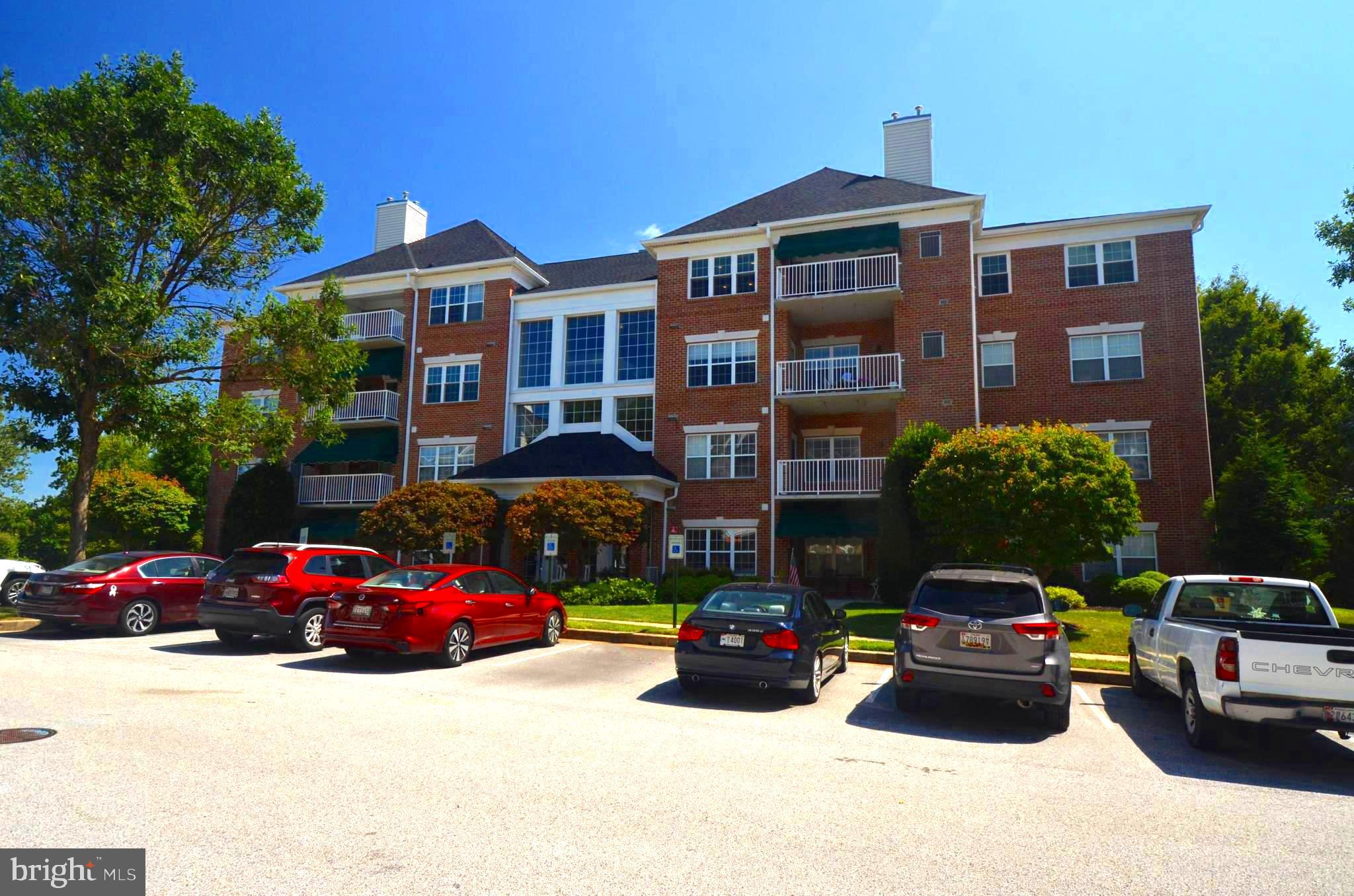 Enjoy the carefree, convenient lifestyle that this spacious, penthouse-level elevator condo provides.  This condo has an open floor plan and features an eat-in kitchen/breakfast room with access to a west-facing balcony with a retractable awning and storage room.  Other features include a separate dining room area,  as well as a generous in-unit laundry room.  All of this is just a short distance from a shopping center that offers a grocery store, coffee shop, drug store, restaurants, and more.   Come and take a look.