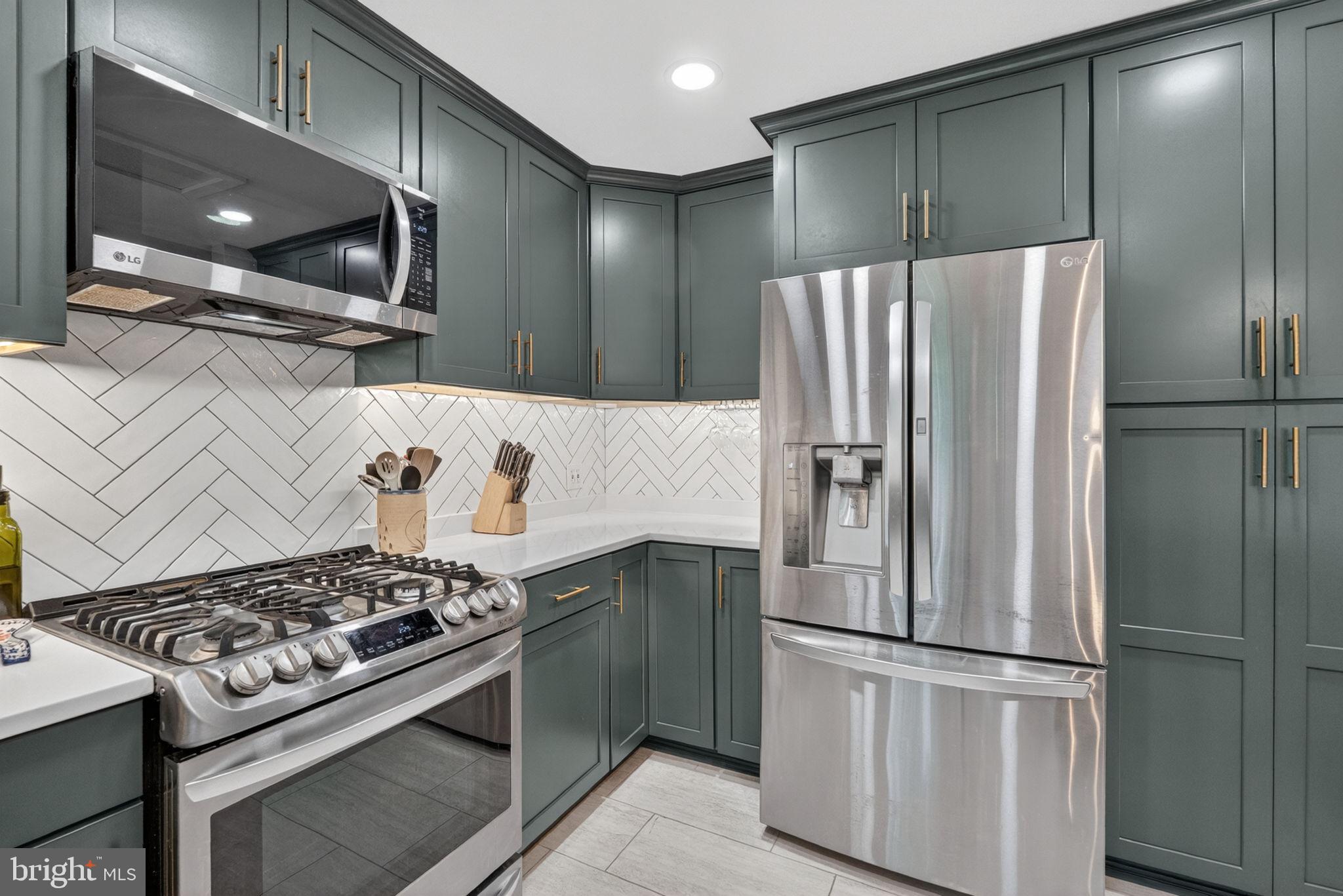 MONTGOMERY KNOLLS - Residential
