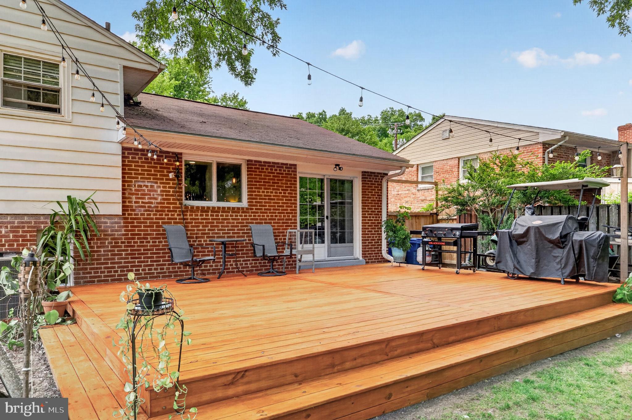 MONTGOMERY KNOLLS - Residential