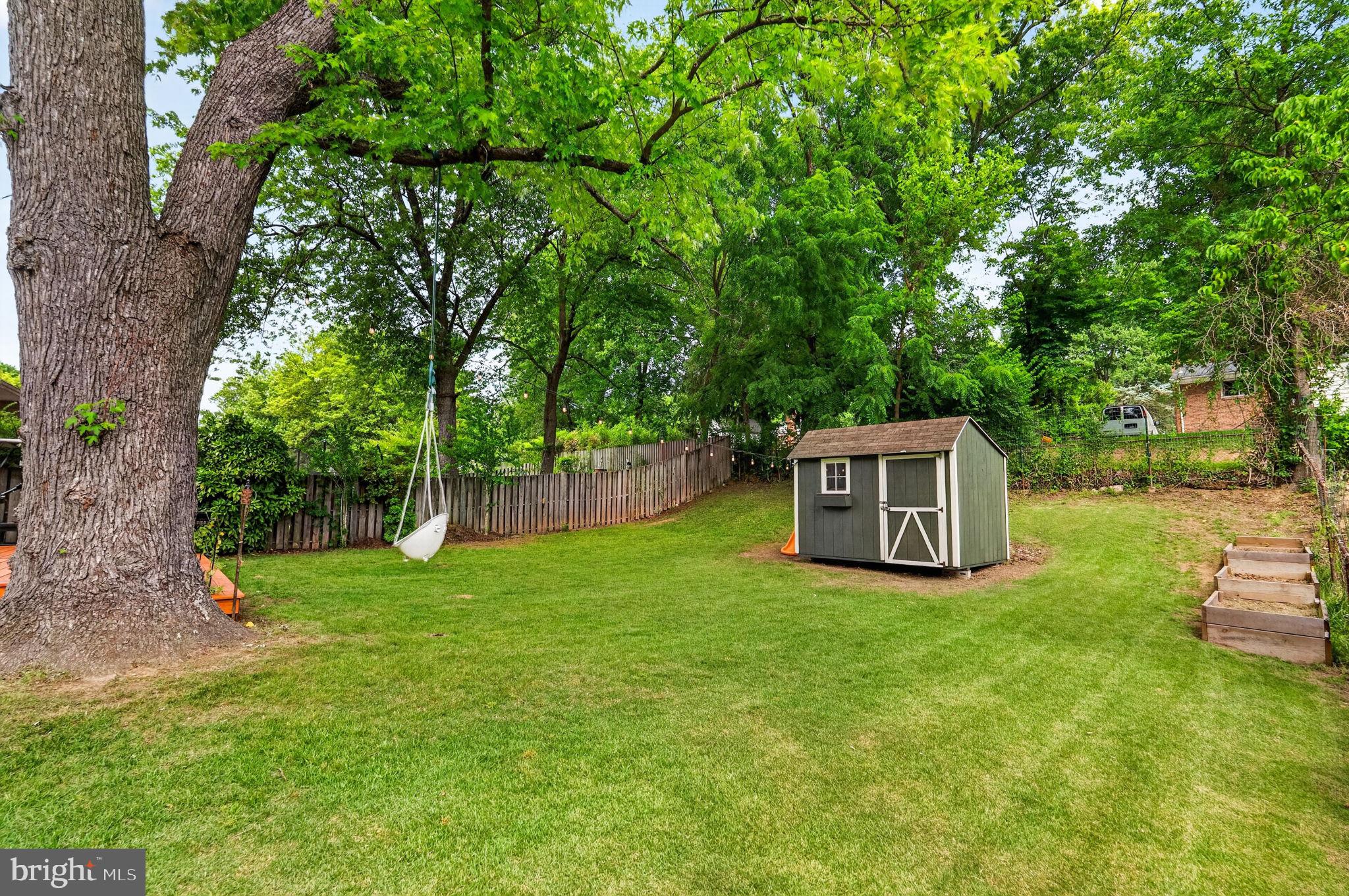 MONTGOMERY KNOLLS - Residential