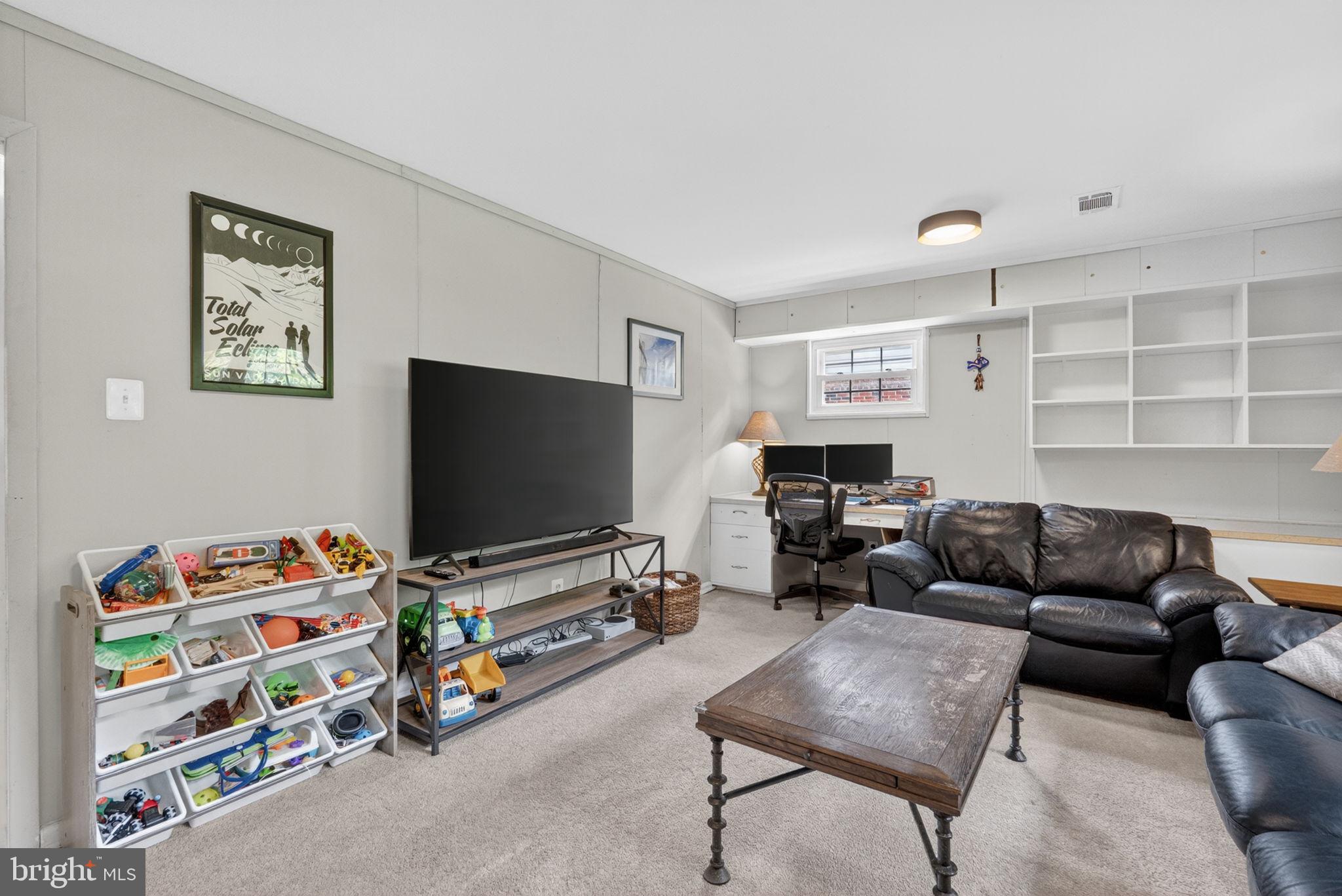 MONTGOMERY KNOLLS - Residential