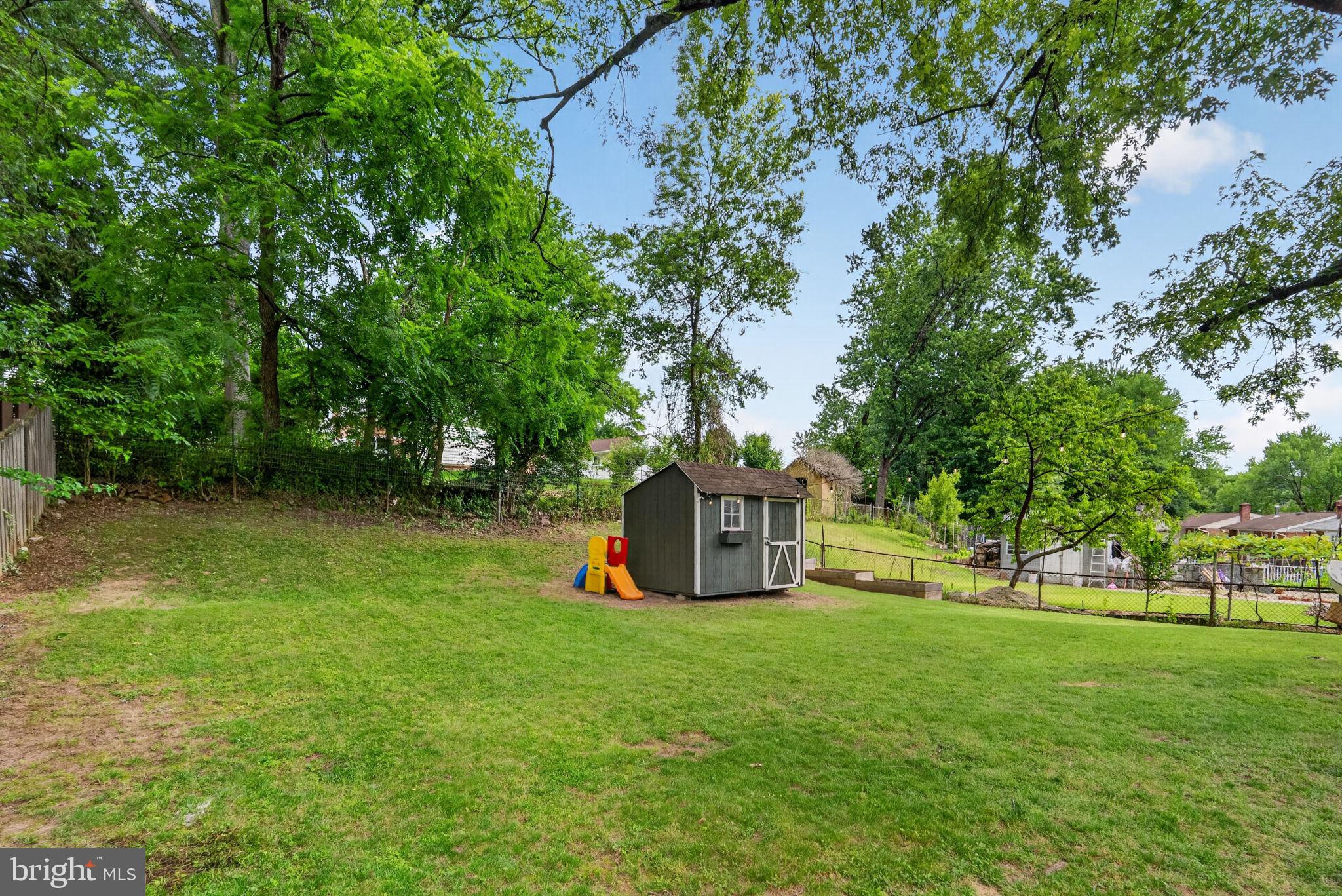 MONTGOMERY KNOLLS - Residential