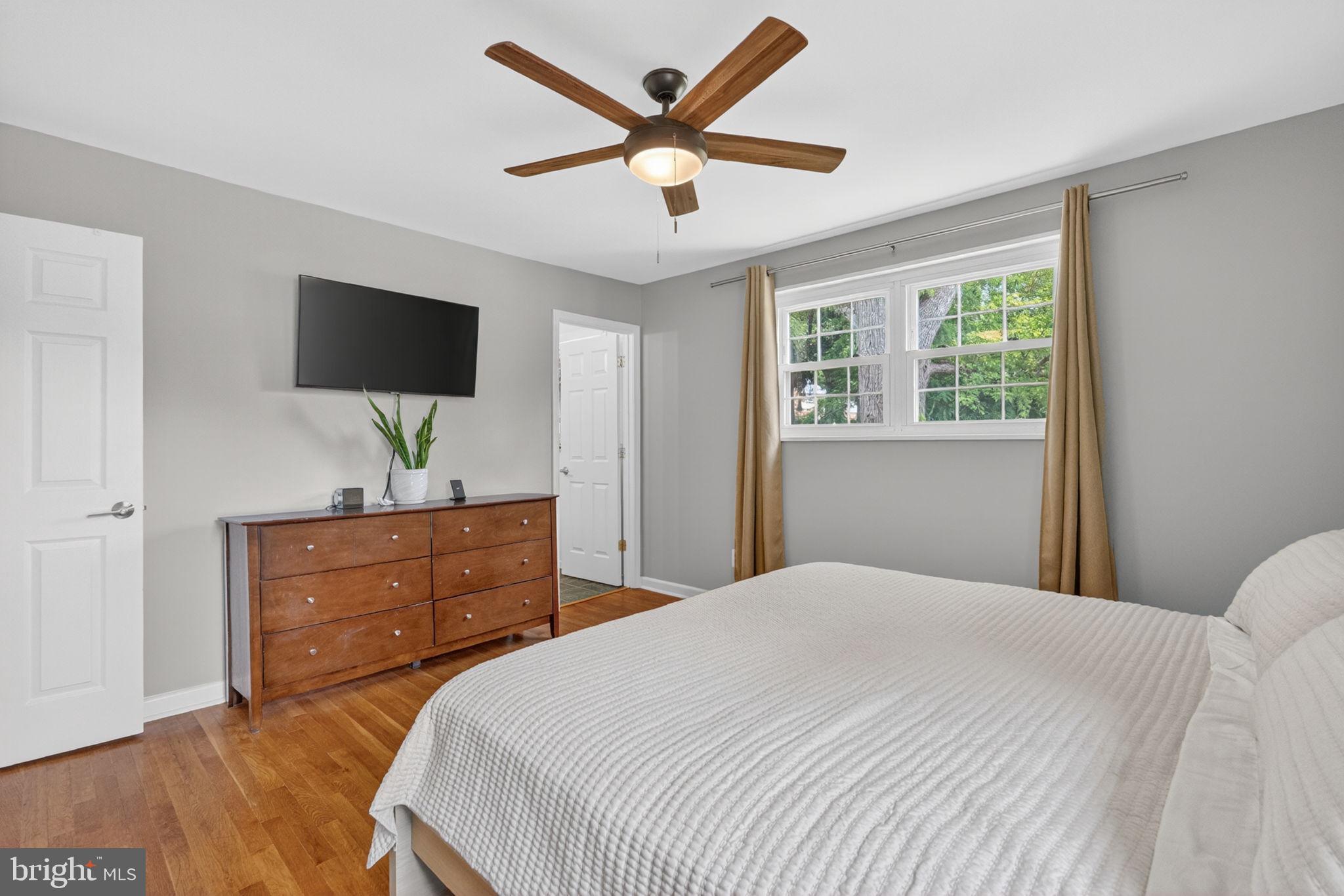 MONTGOMERY KNOLLS - Residential