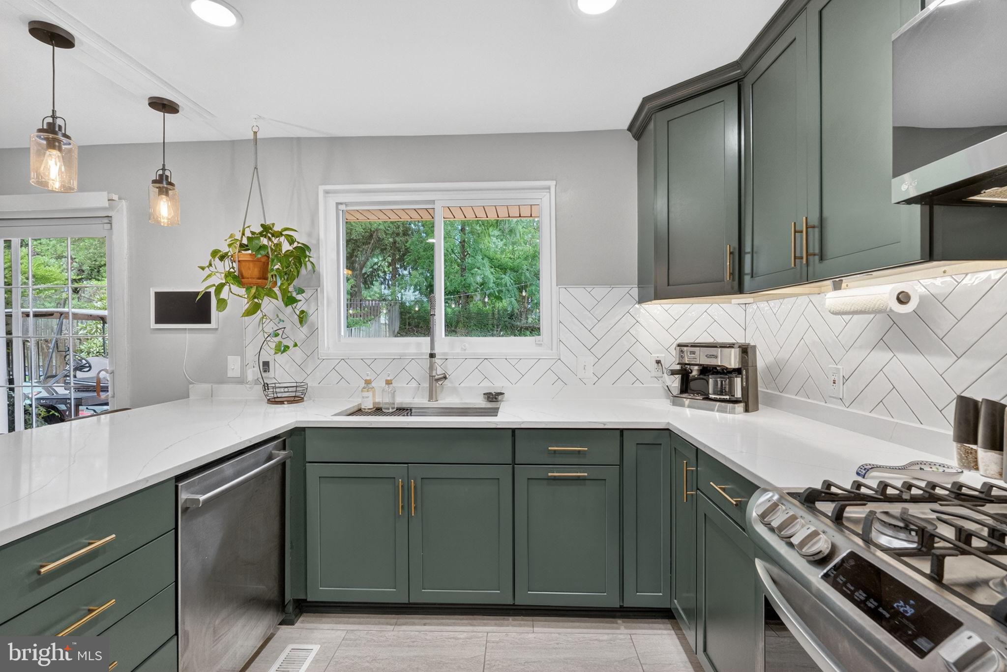 MONTGOMERY KNOLLS - Residential