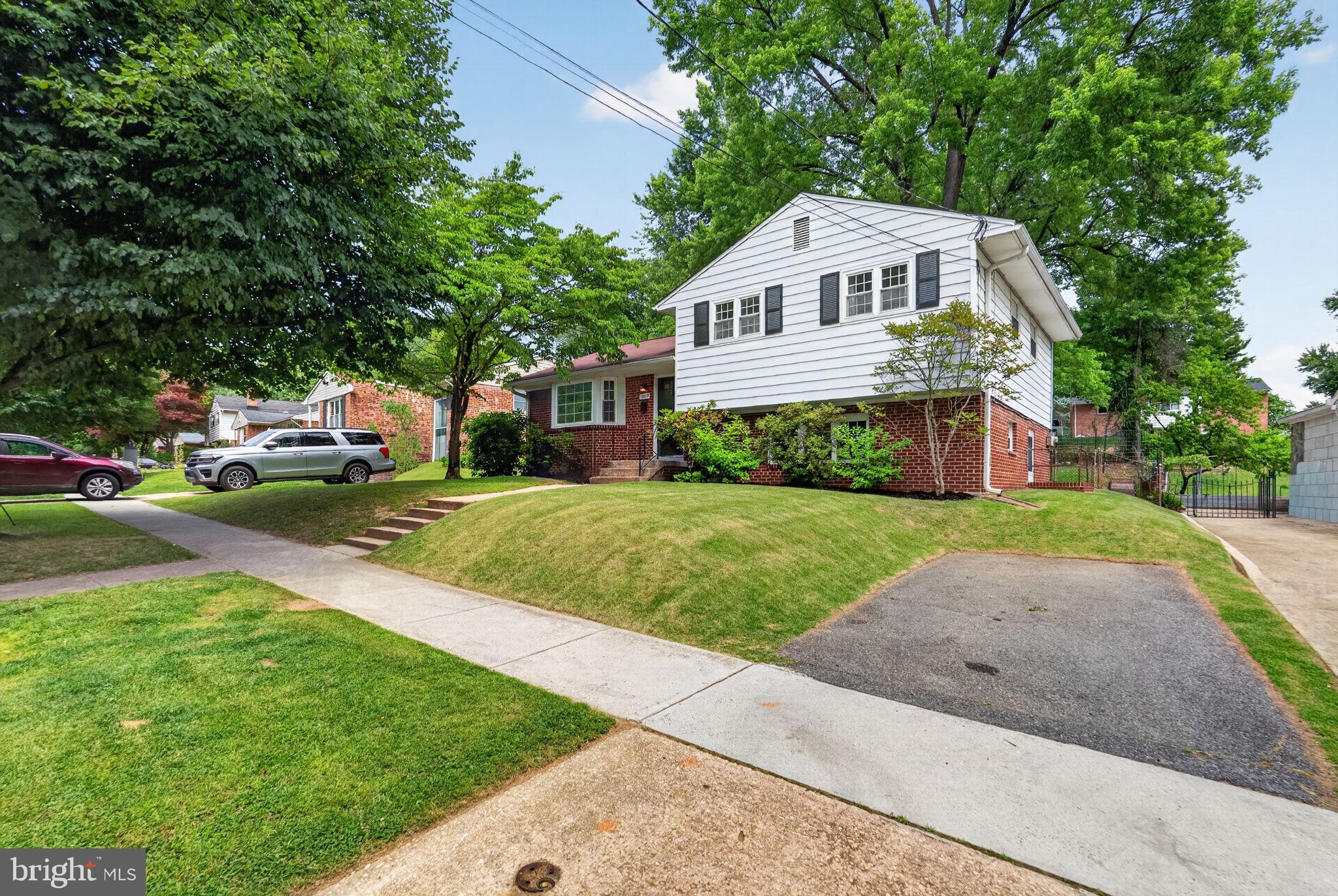 MONTGOMERY KNOLLS - Residential