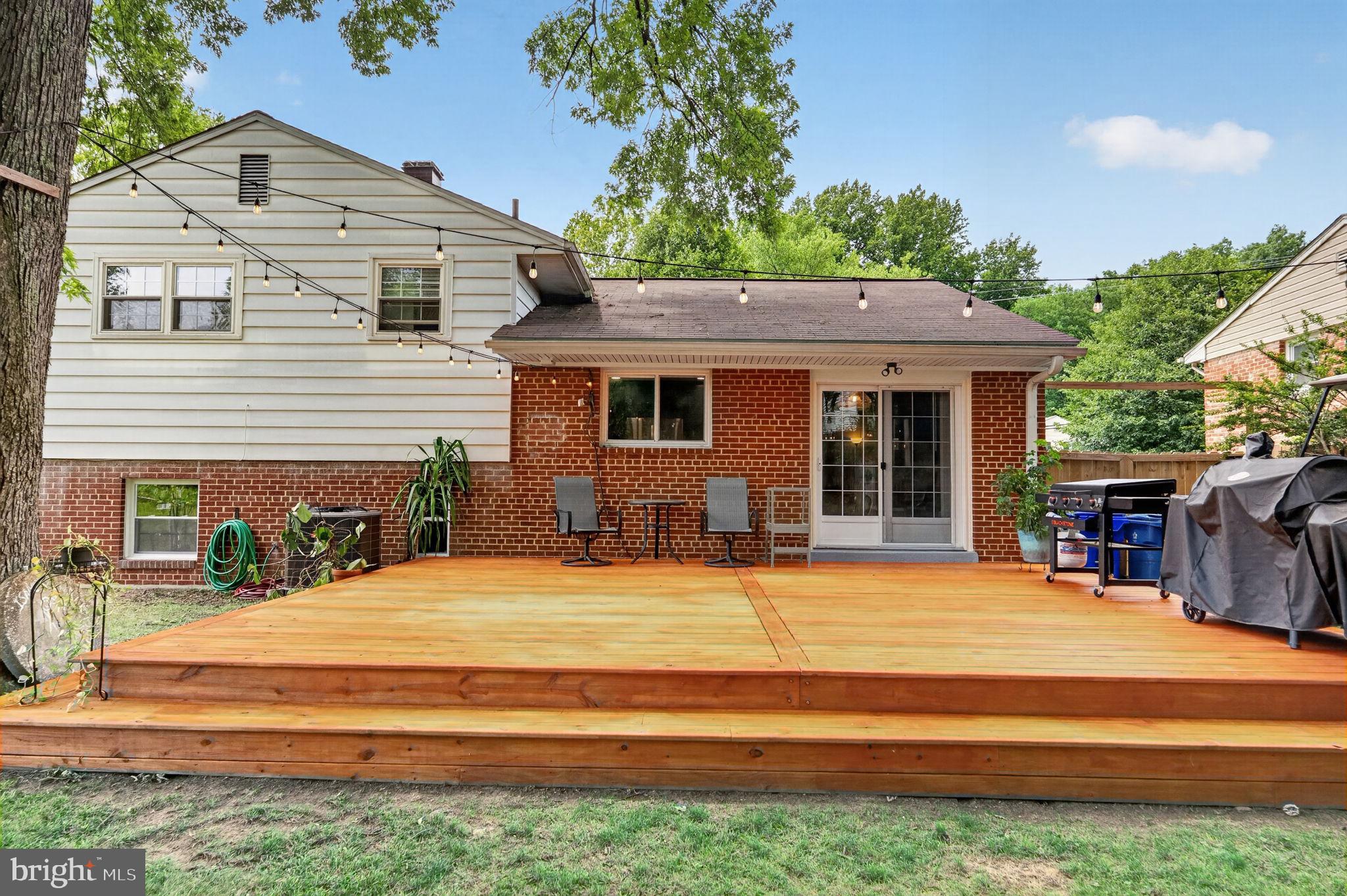 MONTGOMERY KNOLLS - Residential