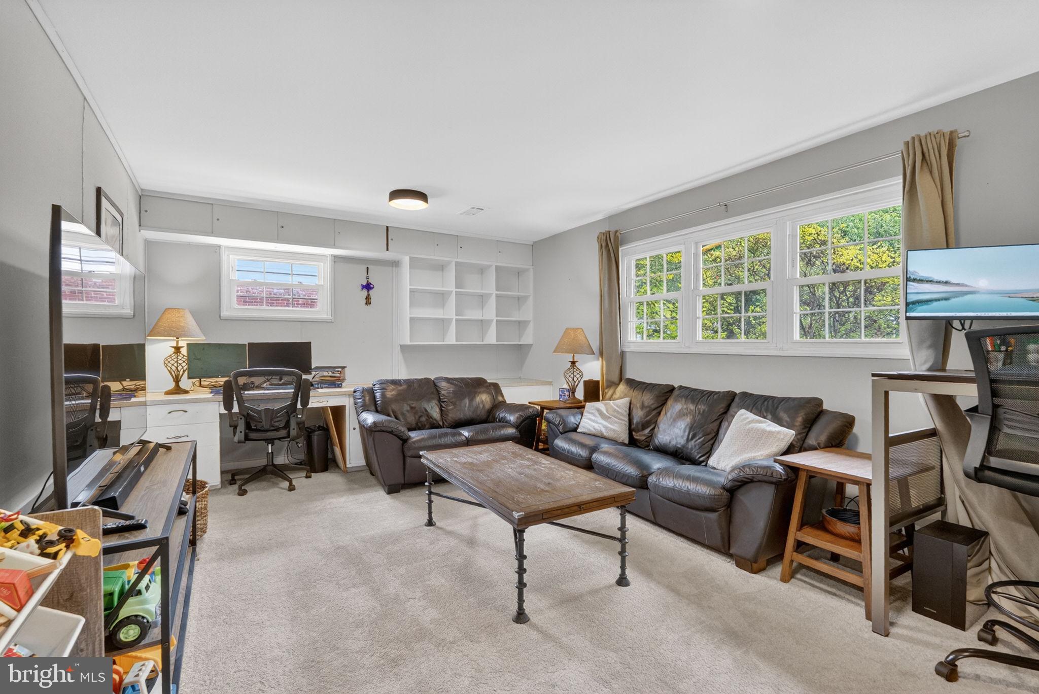 MONTGOMERY KNOLLS - Residential