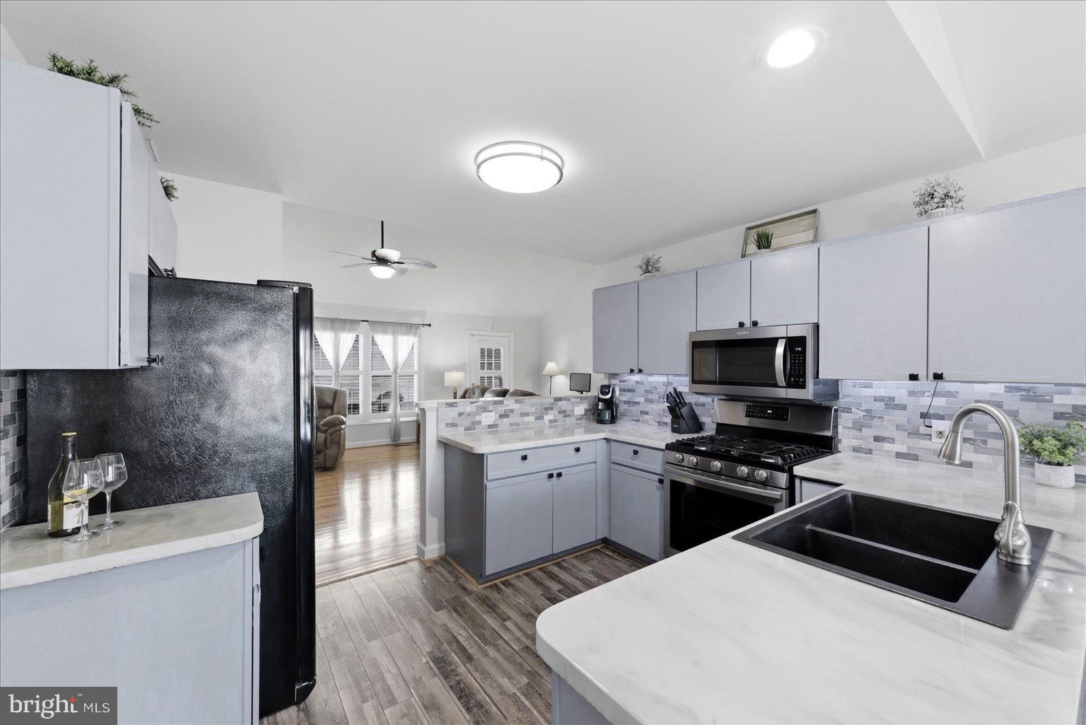 COUNTRY CLUB ESTATES - Residential