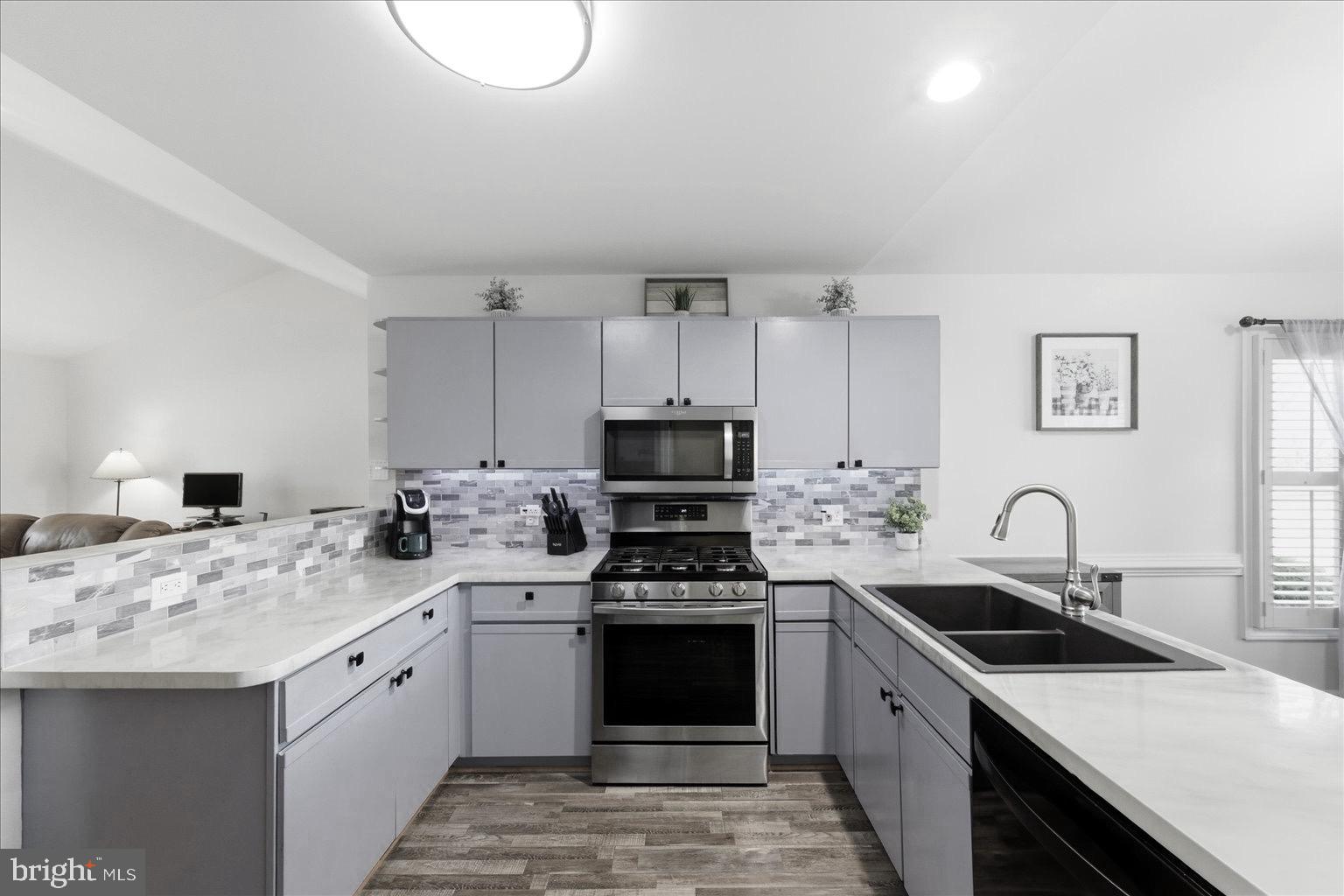 COUNTRY CLUB ESTATES - Residential