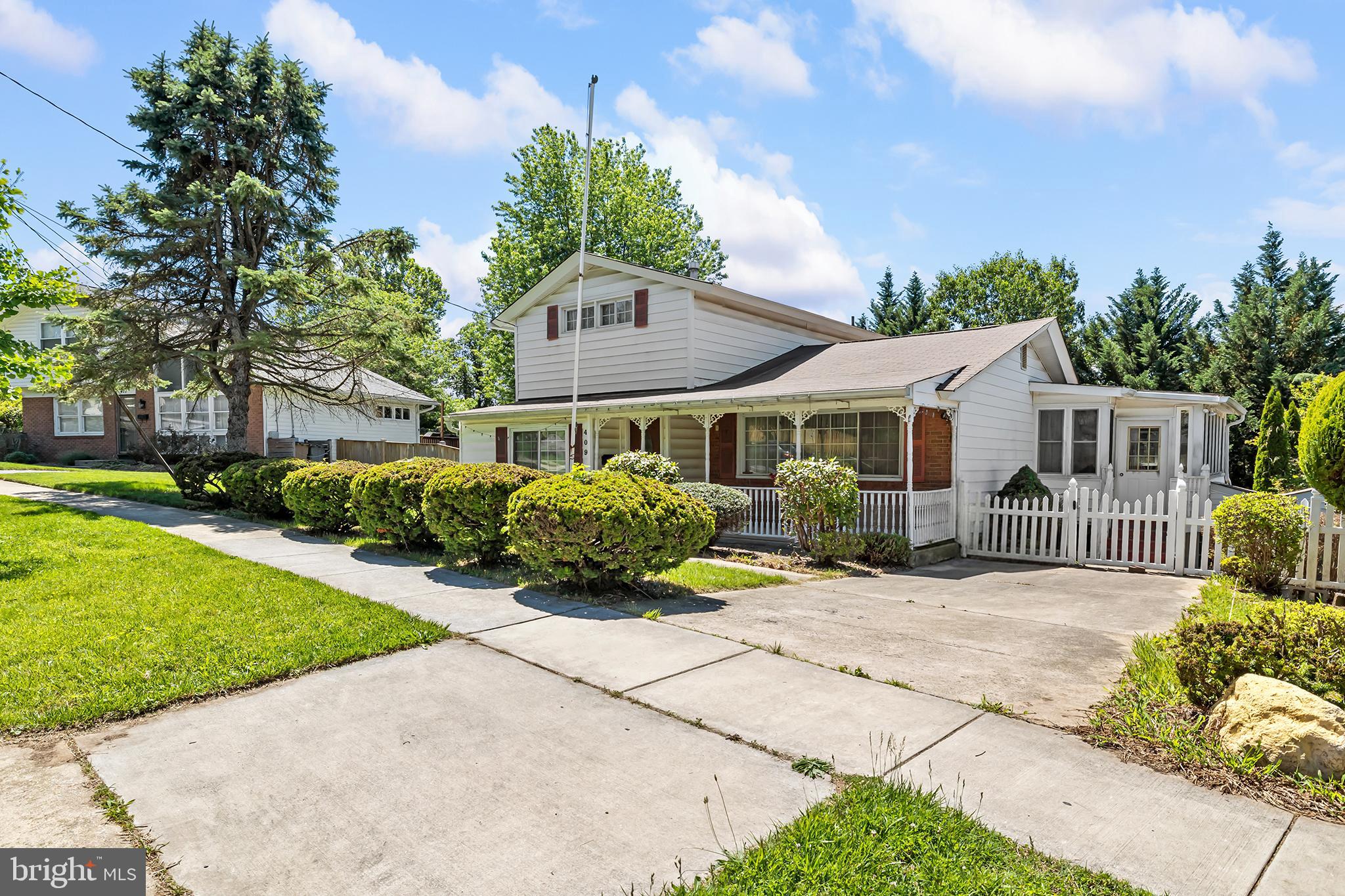 PROFESSIONAL PICTURES COMING SOON!
Three finished levels, a 2nd kitchen, and backyard main to entertain!
Prime Rockville location near Rockville Town Square, the Rockville Metro Station, and an plenty of shopping and dining options. Outdoor enthusiasts will appreciate the proximity to local parks, trails, and recreation facilities, while commuters enjoy easy access to I-270, Route 355, and Washington, D.C.
AGENTS: PLEASE READ AGENT REMARKS.