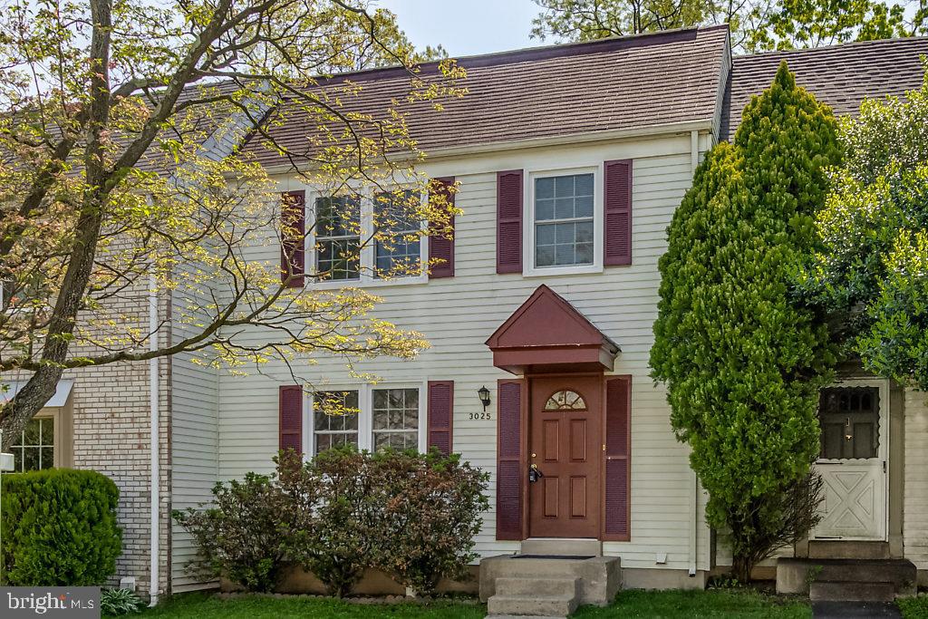 A professionally managed property where you will enjoy our FREE Resident Benefits Package! Included are two ways to pay your rent electronically, online maintenance requests as well as an online portal through which you can access important information such as your monthly statement, your Lease and your Association guidelines where applicable. Well maintained 3BR, 2.5BA townhome in convenient Covington featuring eat-in KT, separate DR, rec room, fenced rear yard and more. Minutes to Vienna Metro, shopping, schools, entertainment and major commuting routes. Pool memberships available in several adjacent communities.