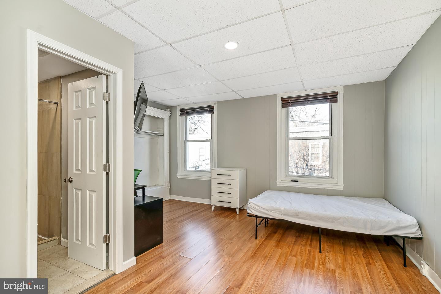 EAST KENSINGTON - Residential