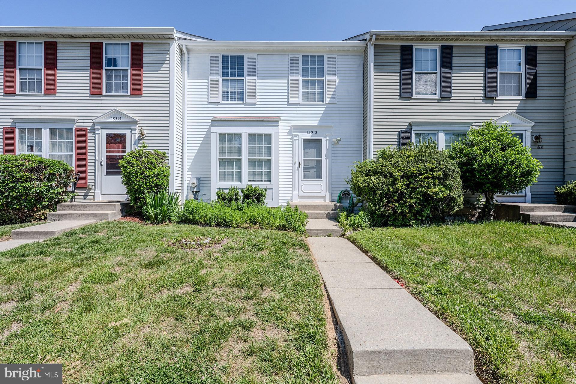 Great Townhouse in Gaithersburg! Open Floorplan! New Carpet and Paint Throughout! Newer
Roof – less than 7 YO, Newer Mechanicals. Privately Fenced Rear Yard. Close to Commuter
Routes, Shopping, Restaurants and Much More! Hurry This Will Not Last!