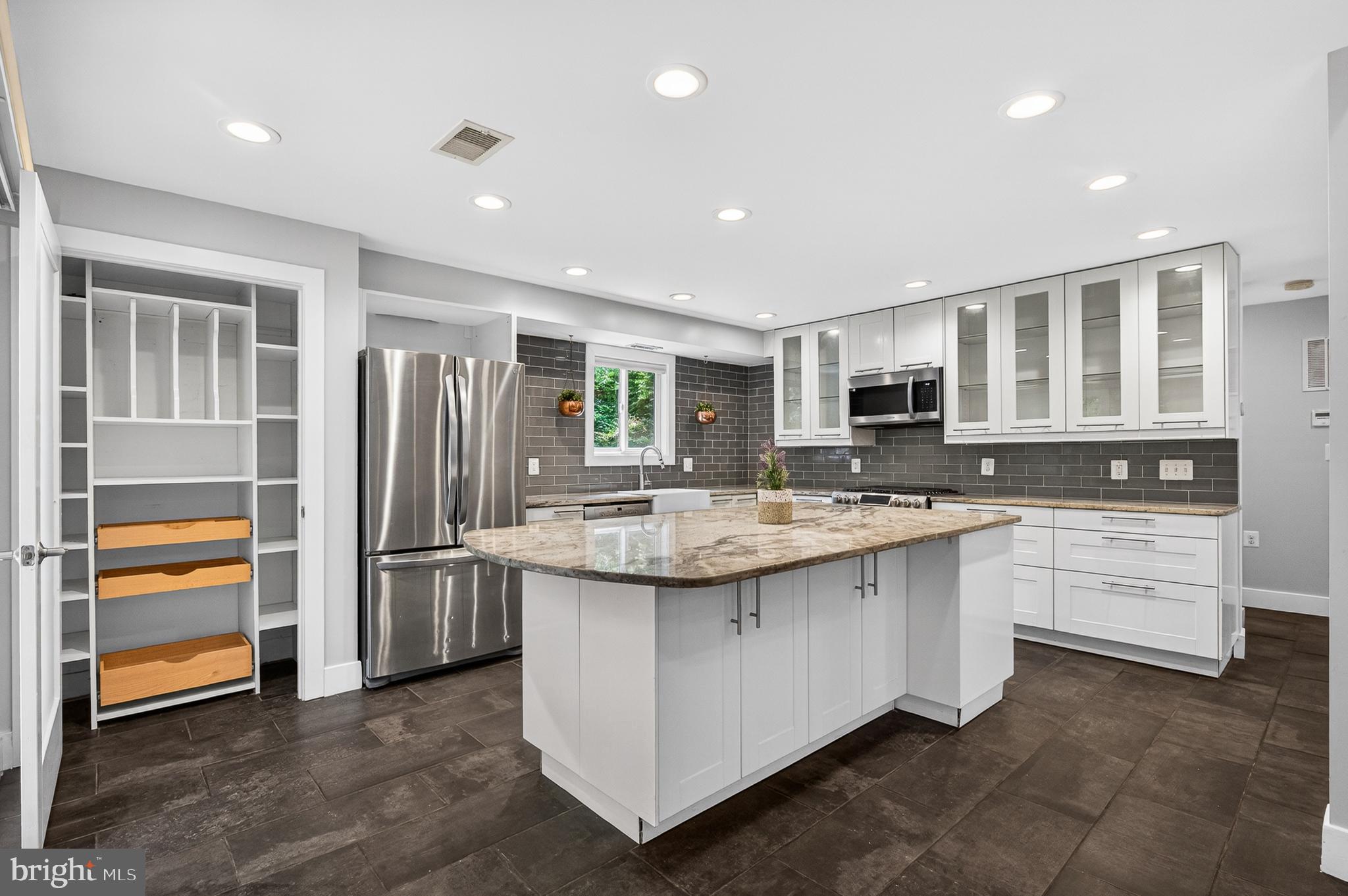 HALLOWING POINT RIVER ESTATES - Residential