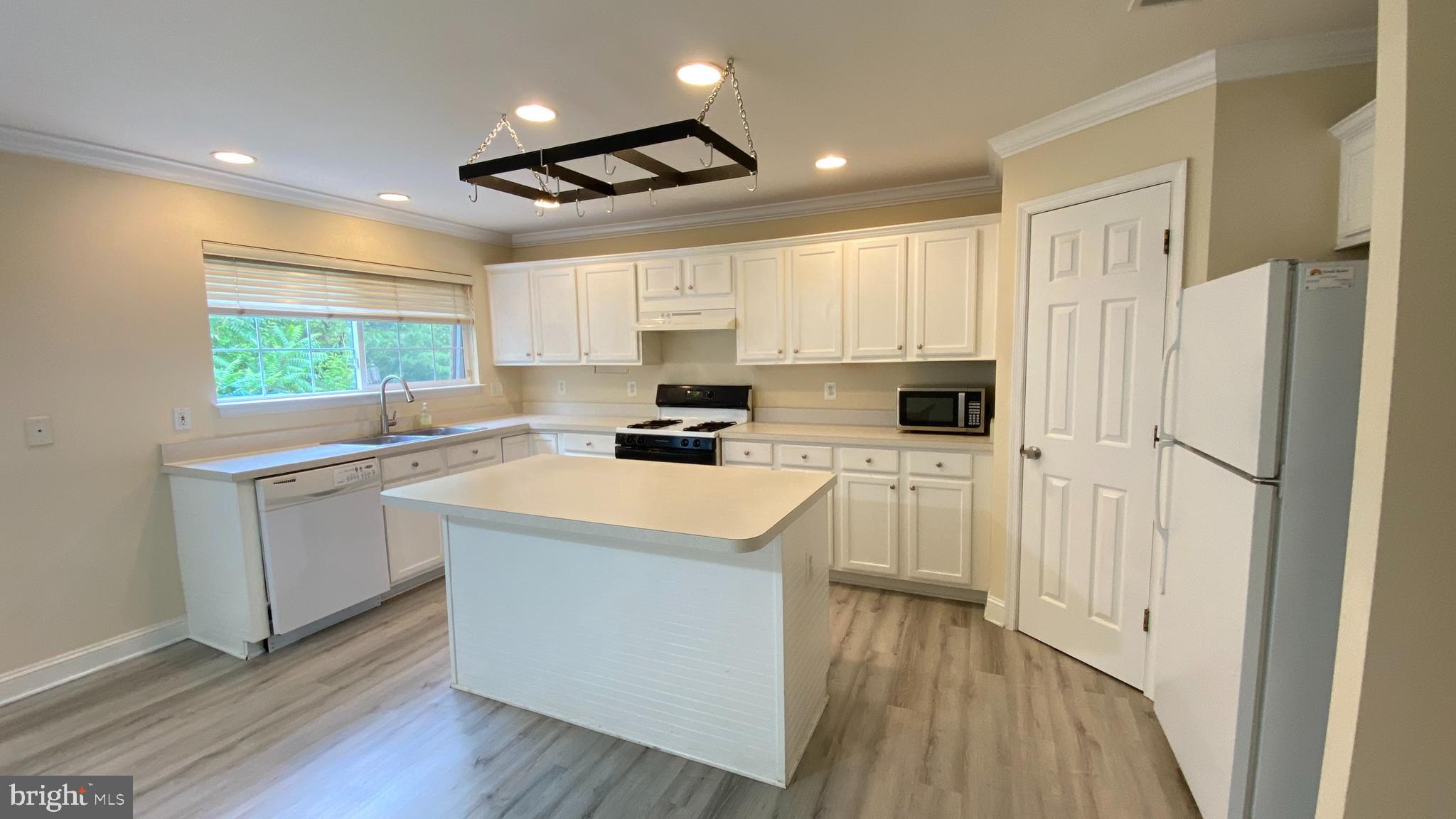 PARADISE - Residential Lease