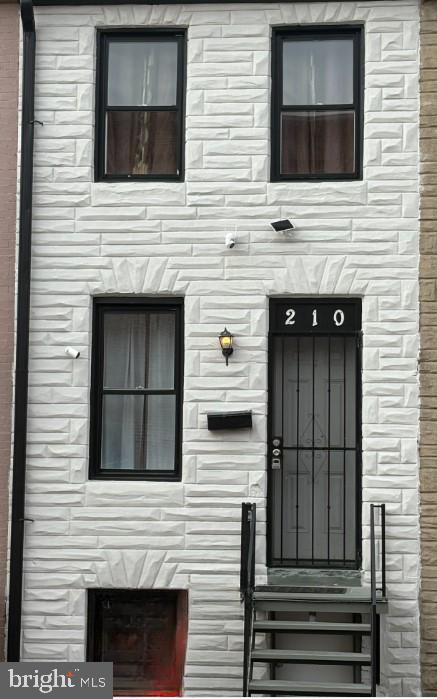 Fully remodeled townhouse with an excellent location and easy access to public transportation and nearby services. The property features two bedrooms on the upper level, one full bathroom and one half bathroom. The fully remodeled basement offers a versatile space that can be used as one or two additional bedrooms, or as a comfortable family room ideal for entertainment and family gatherings. It also includes a private yard, providing the perfect space for family time and a safe outdoor area where children can play freely while remaining secure.