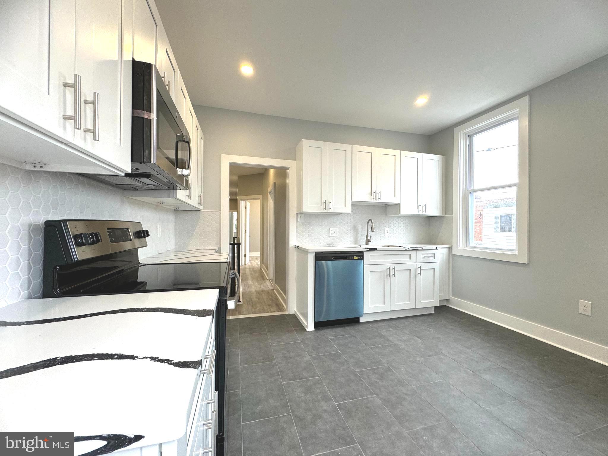 PORT RICHMOND - Commercial Sale