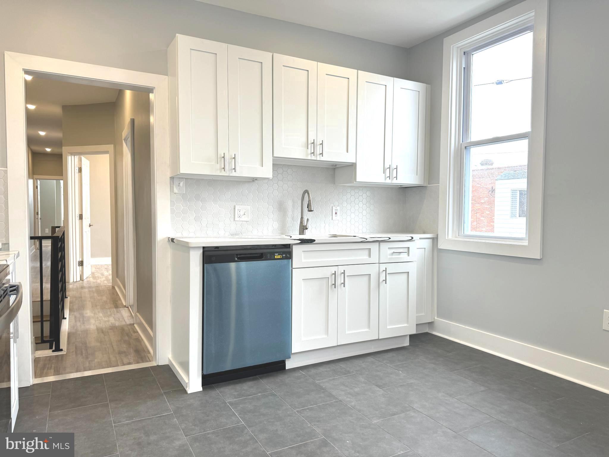 PORT RICHMOND - Commercial Sale