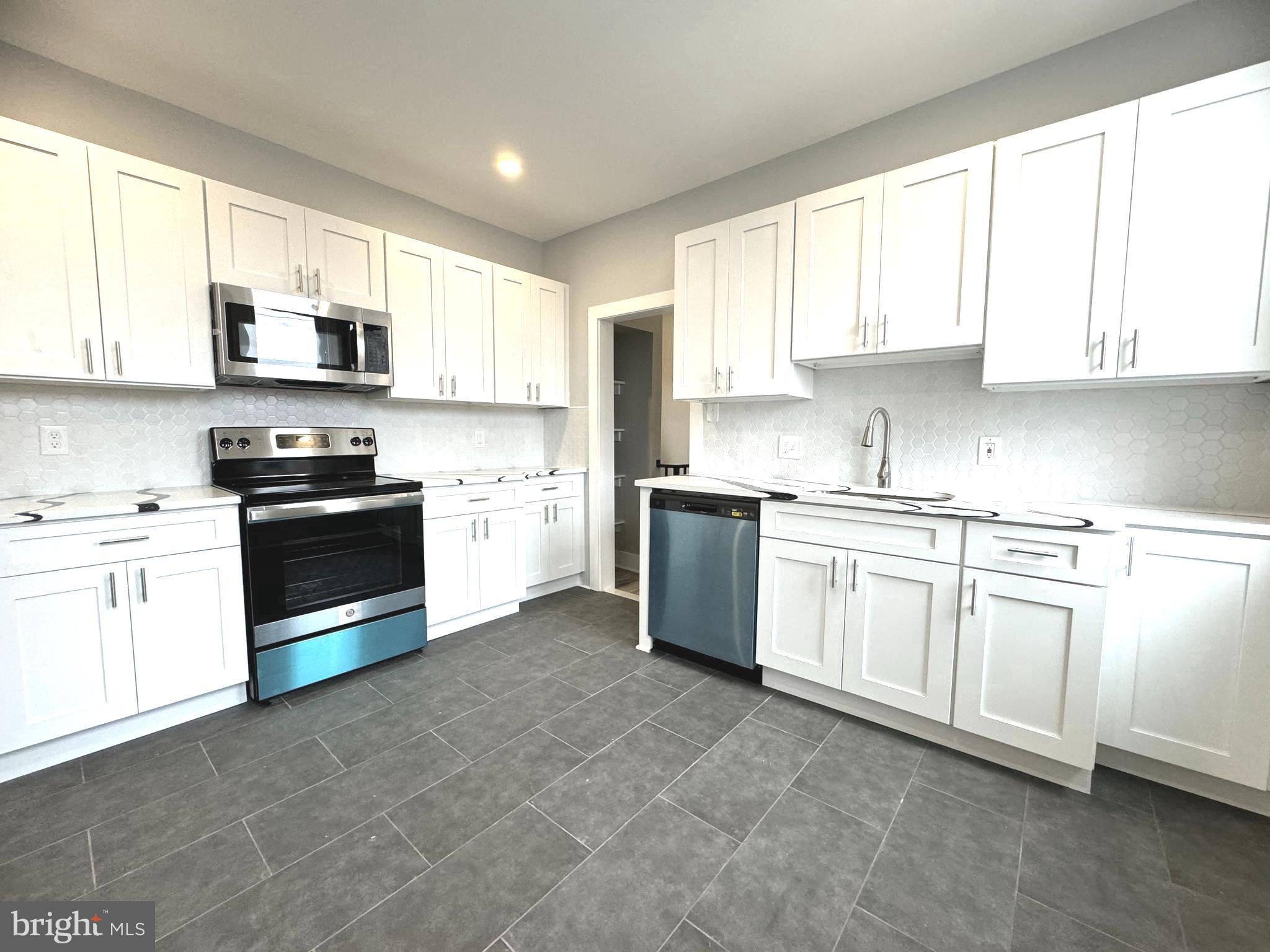PORT RICHMOND - Commercial Sale