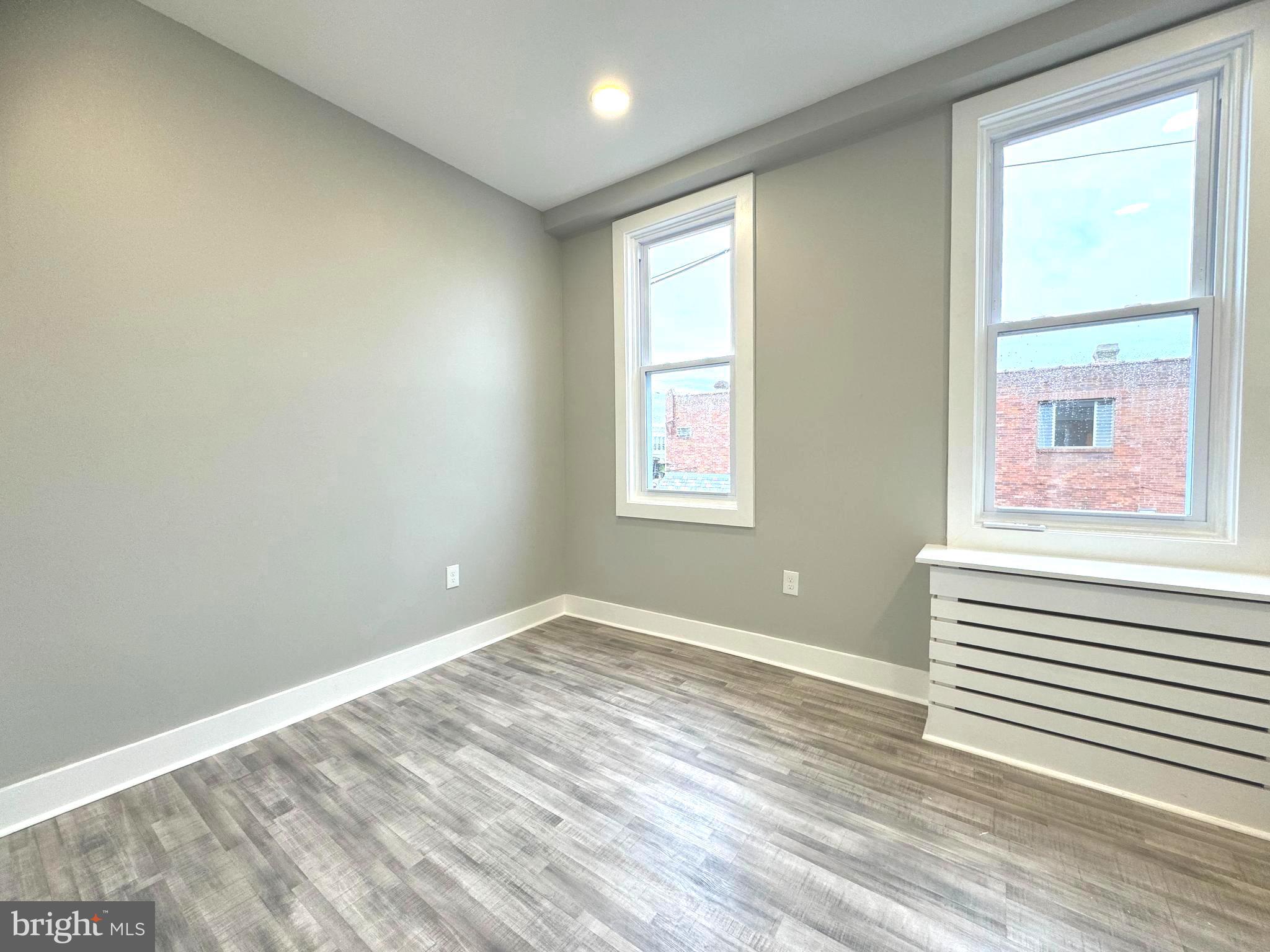 PORT RICHMOND - Commercial Sale