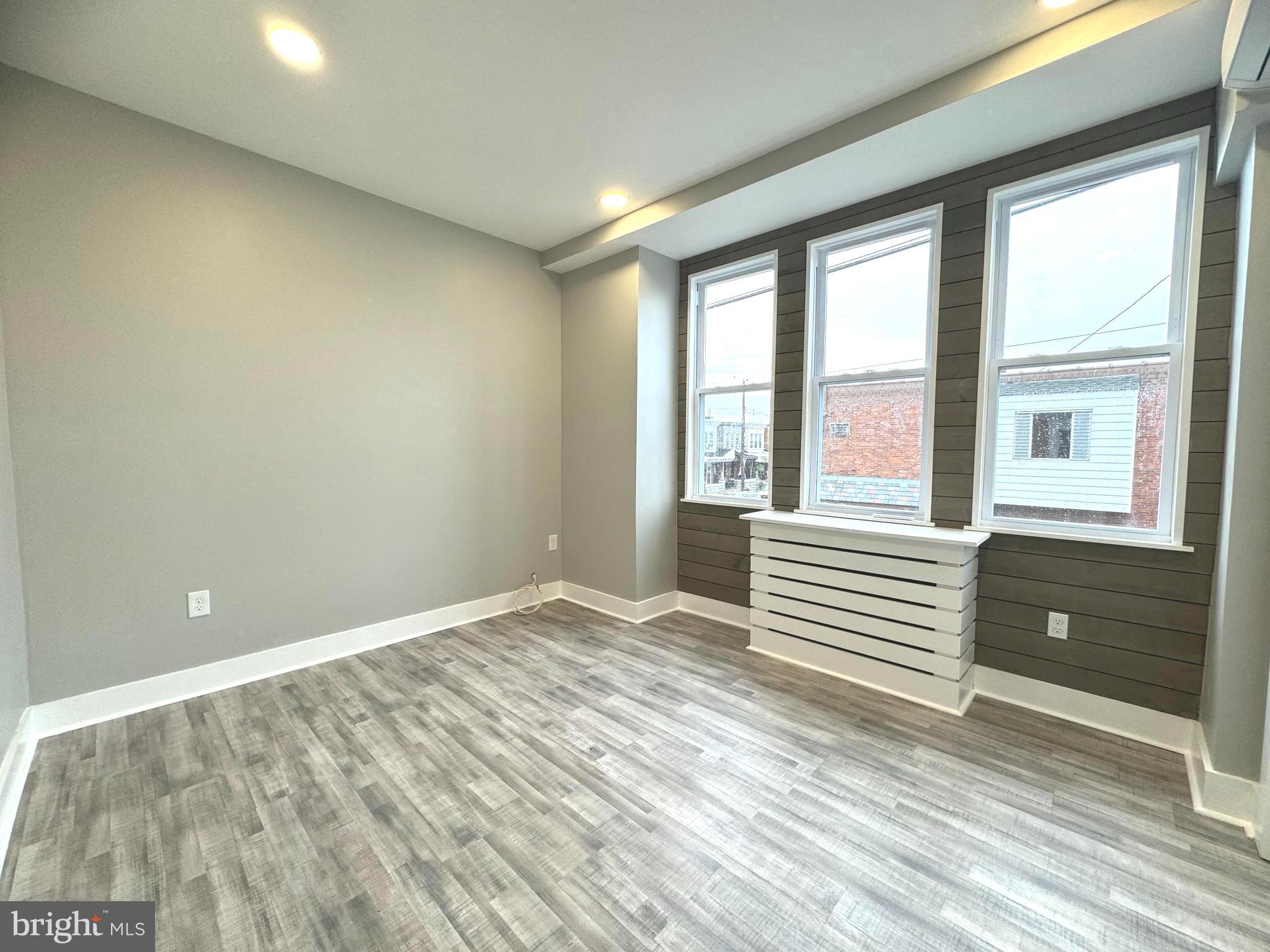 PORT RICHMOND - Commercial Sale