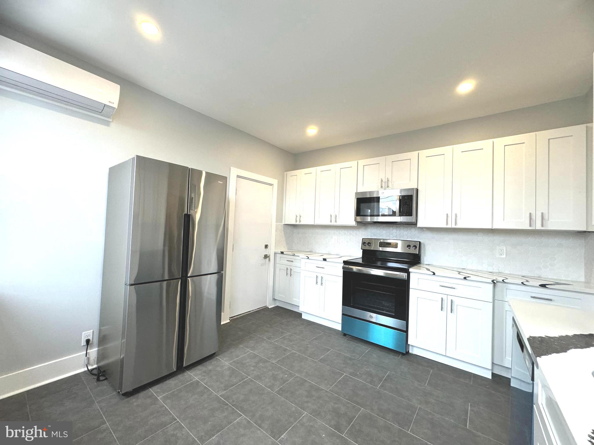 PORT RICHMOND - Commercial Sale