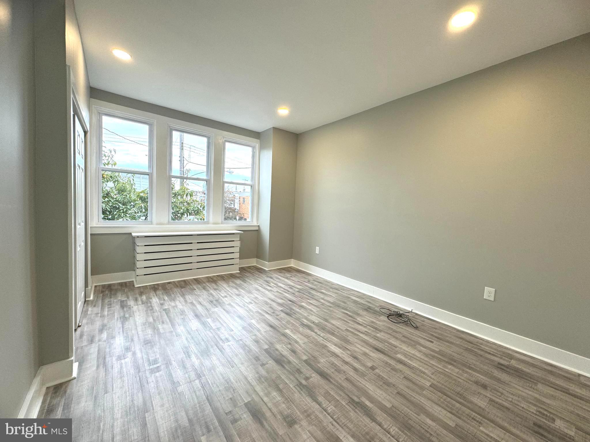 PORT RICHMOND - Commercial Sale