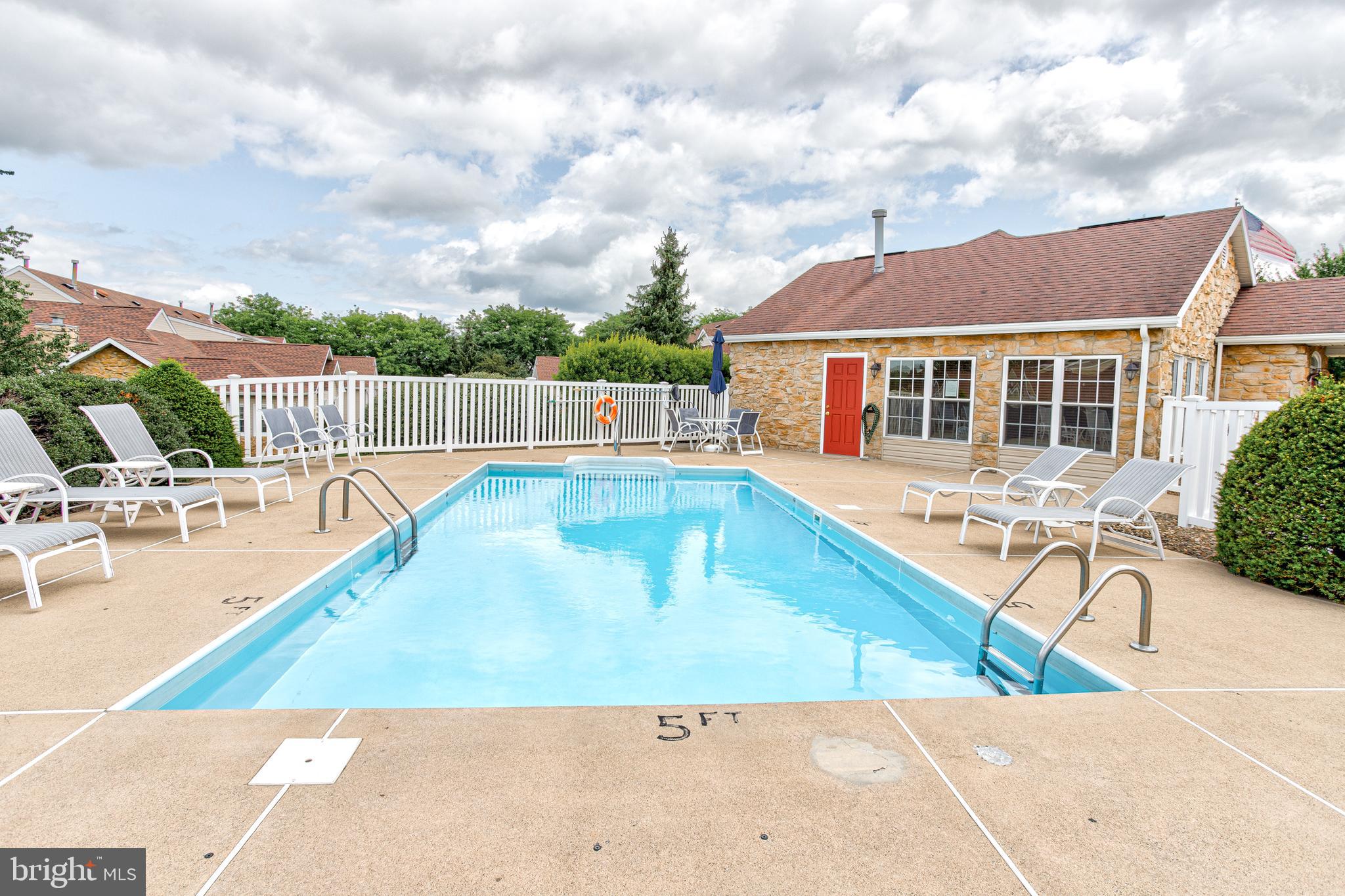 THOROUGHBRED CROSSING - Residential