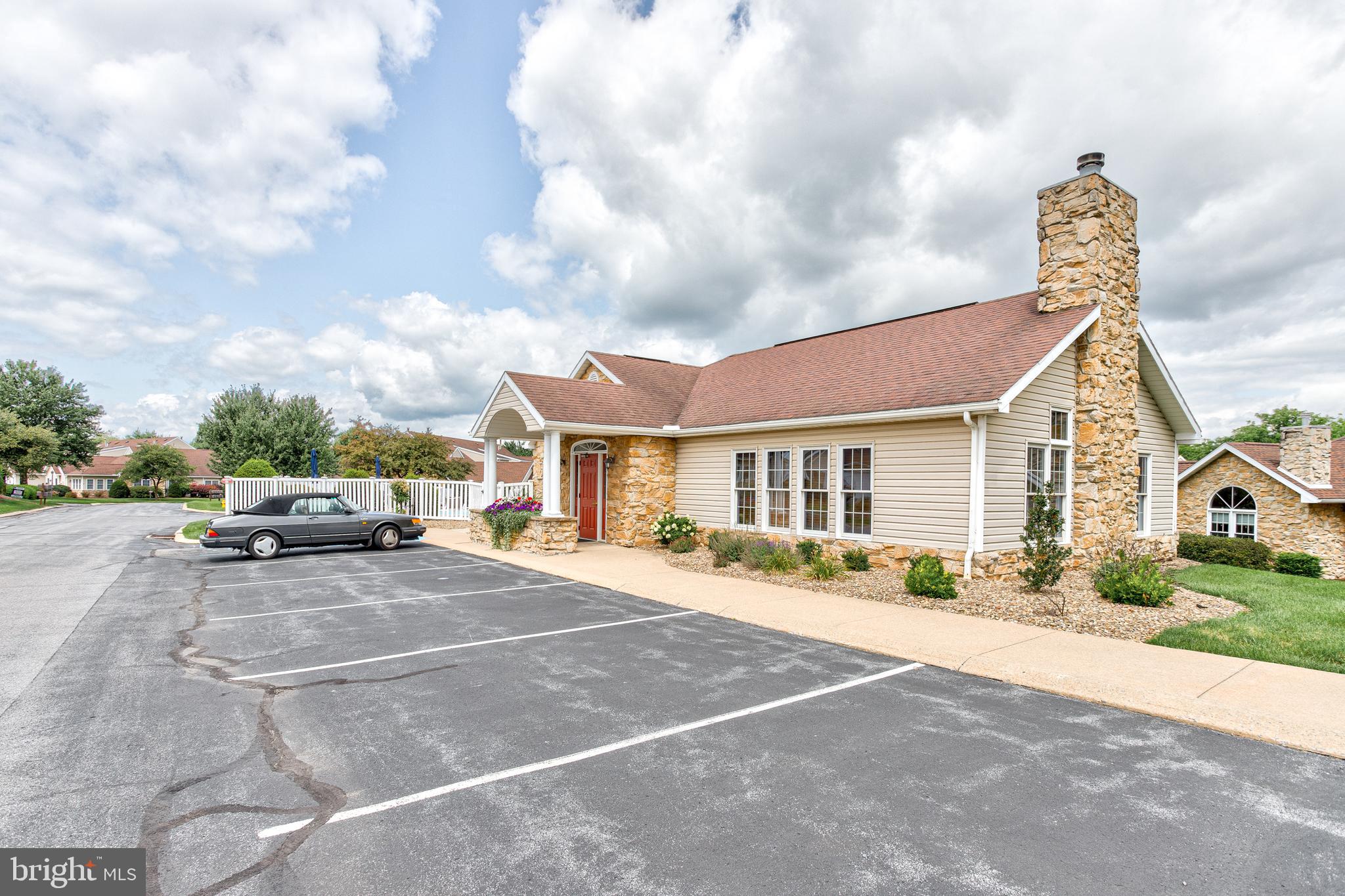 THOROUGHBRED CROSSING - Residential