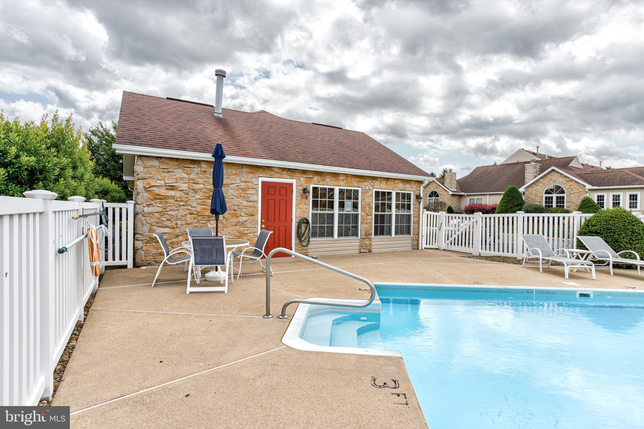 THOROUGHBRED CROSSING - Residential