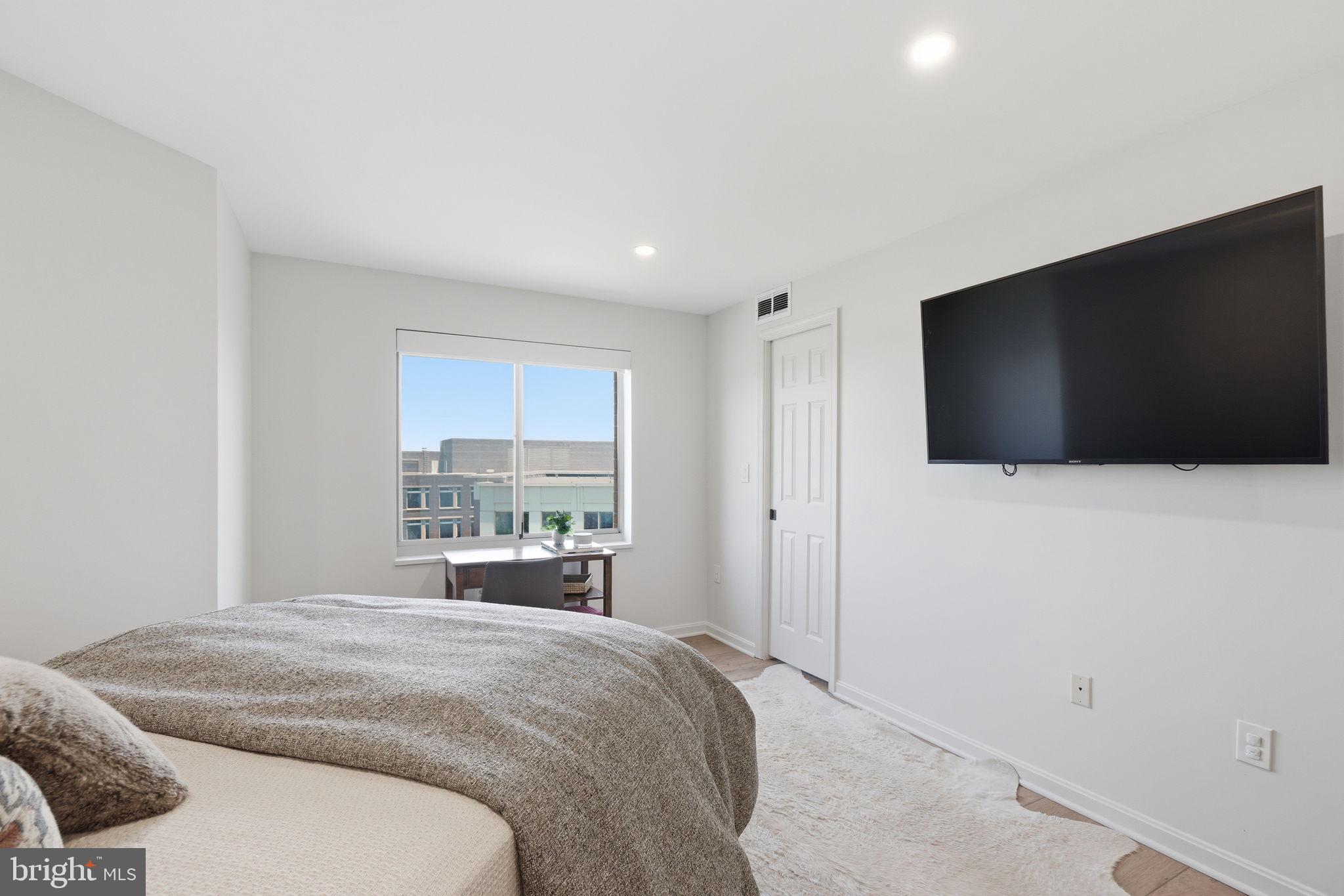 CARLYLE TOWERS - Residential