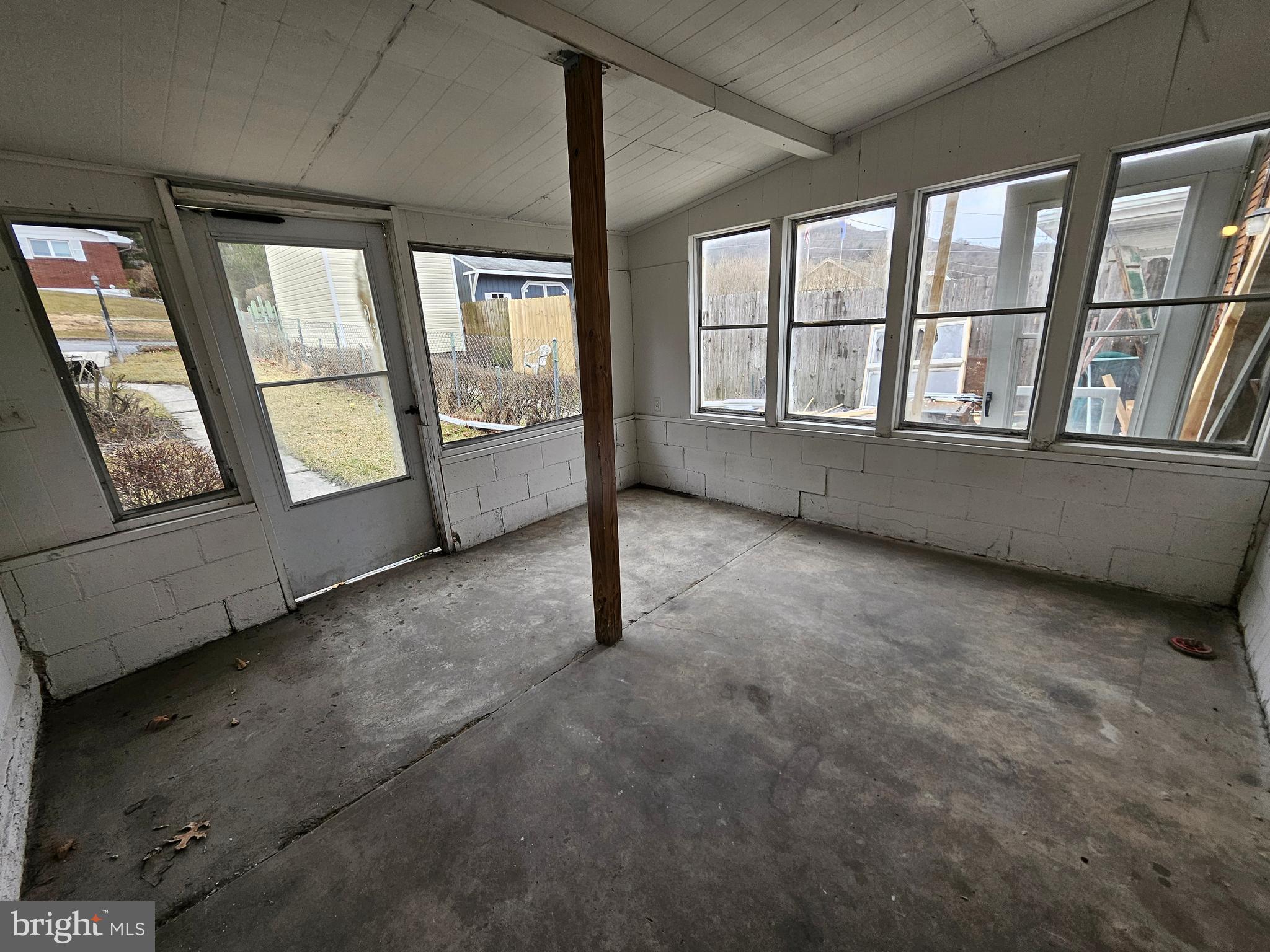 EAST END - Residential Lease