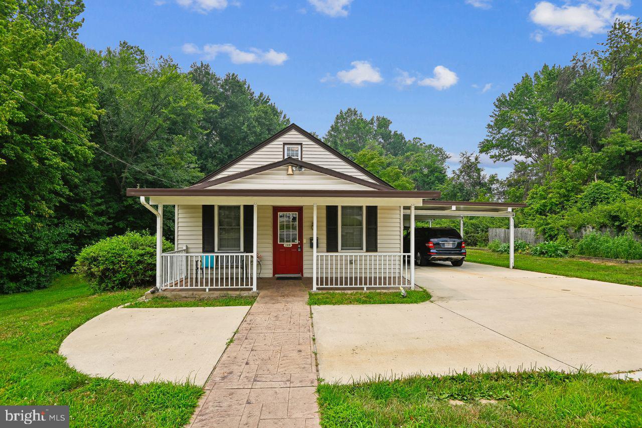 Super Cute Rambler with Front Porch that has an Upper Level Bonus Room with a Bank of Walk-in Closets* Main Level: Spacious Living Rm with Laminate Plank Flooring, Built-in Desk Area under the Stairs*  The Chef will enjoy the Table space Eat-in Kitchen with new S/S appliances including Refrigerator, Self-cleaning Oven (New Oven Light and Fan still in box), Dishwasher and plenty of counter space and Cabinetry for extra storage* Three nice sized Bedrooms w/new carpet and a Hall Bathroom w/Walk-in Shower only steps away*  Family Rm off of Kitchen w/Gas FP and Wet Bar with Door that leads to Screened-In Porch and Deck area with steps leading to the fenced Backyard that backs to Wooded Area* Second Amazing Bathroom off of Kitchen with Ceramic Tiled Walk-in Shower*  Carport and Driveway will generously hold total of four cars*