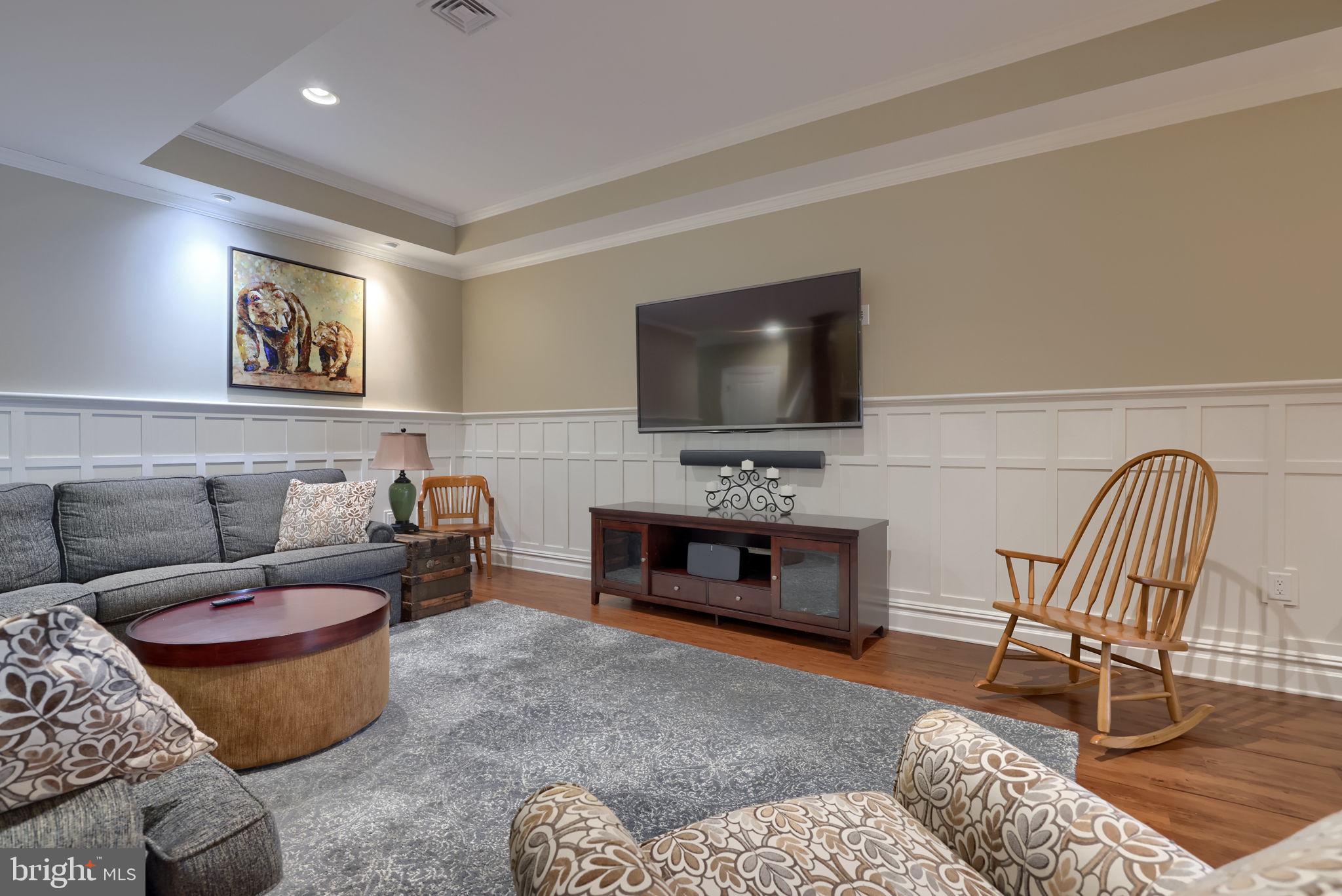 WELLESLEY MANOR - Residential