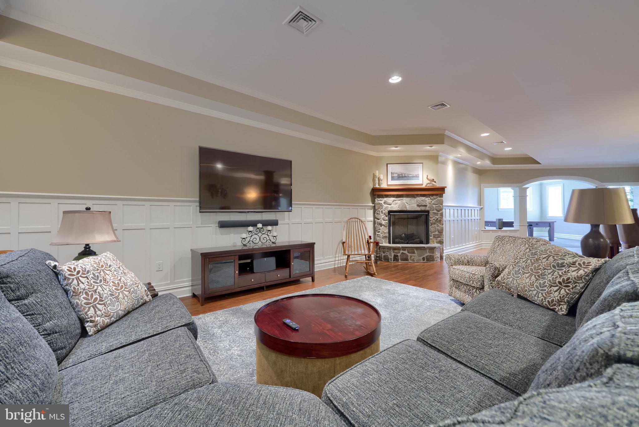 WELLESLEY MANOR - Residential