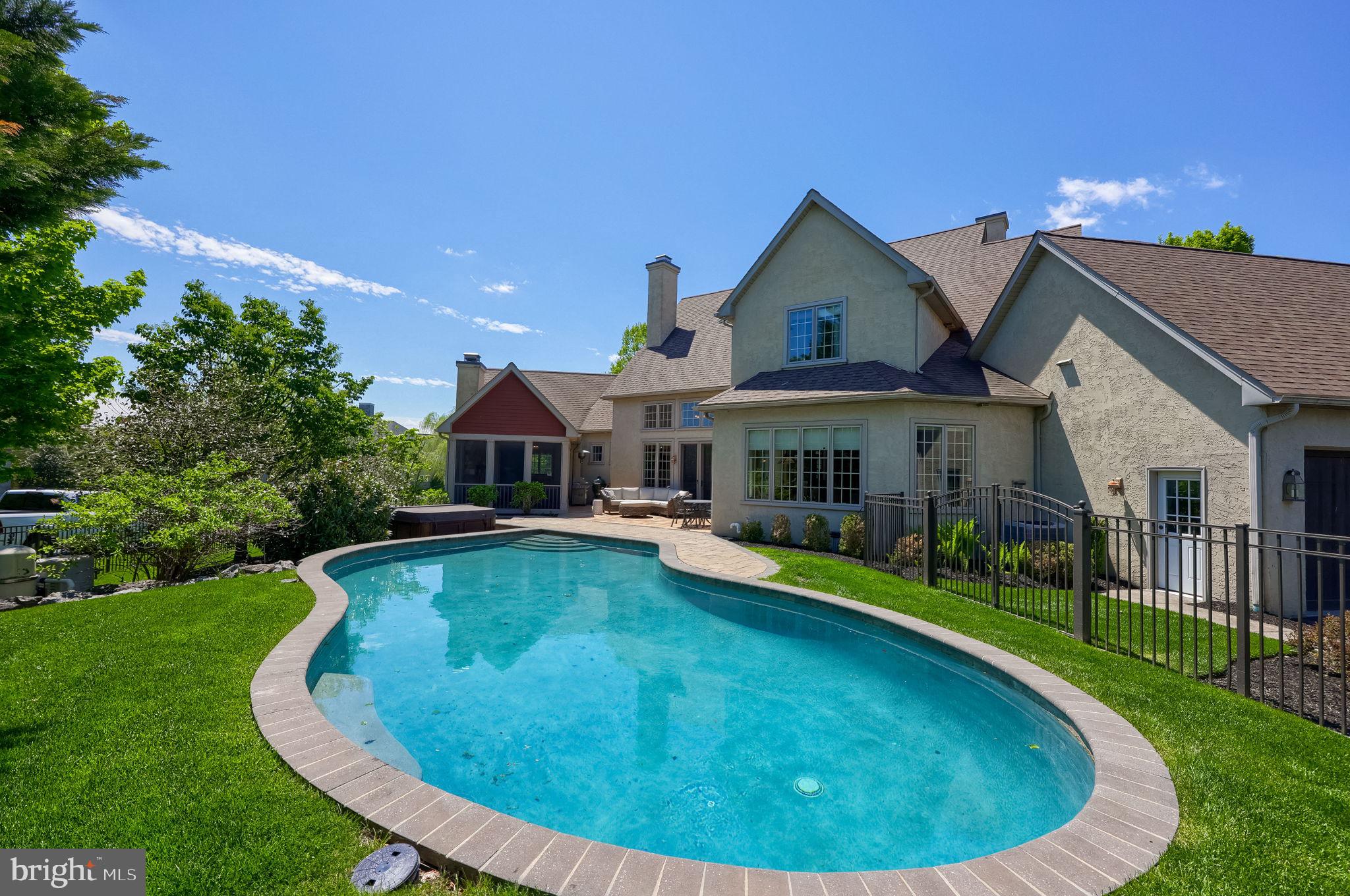 WELLESLEY MANOR - Residential