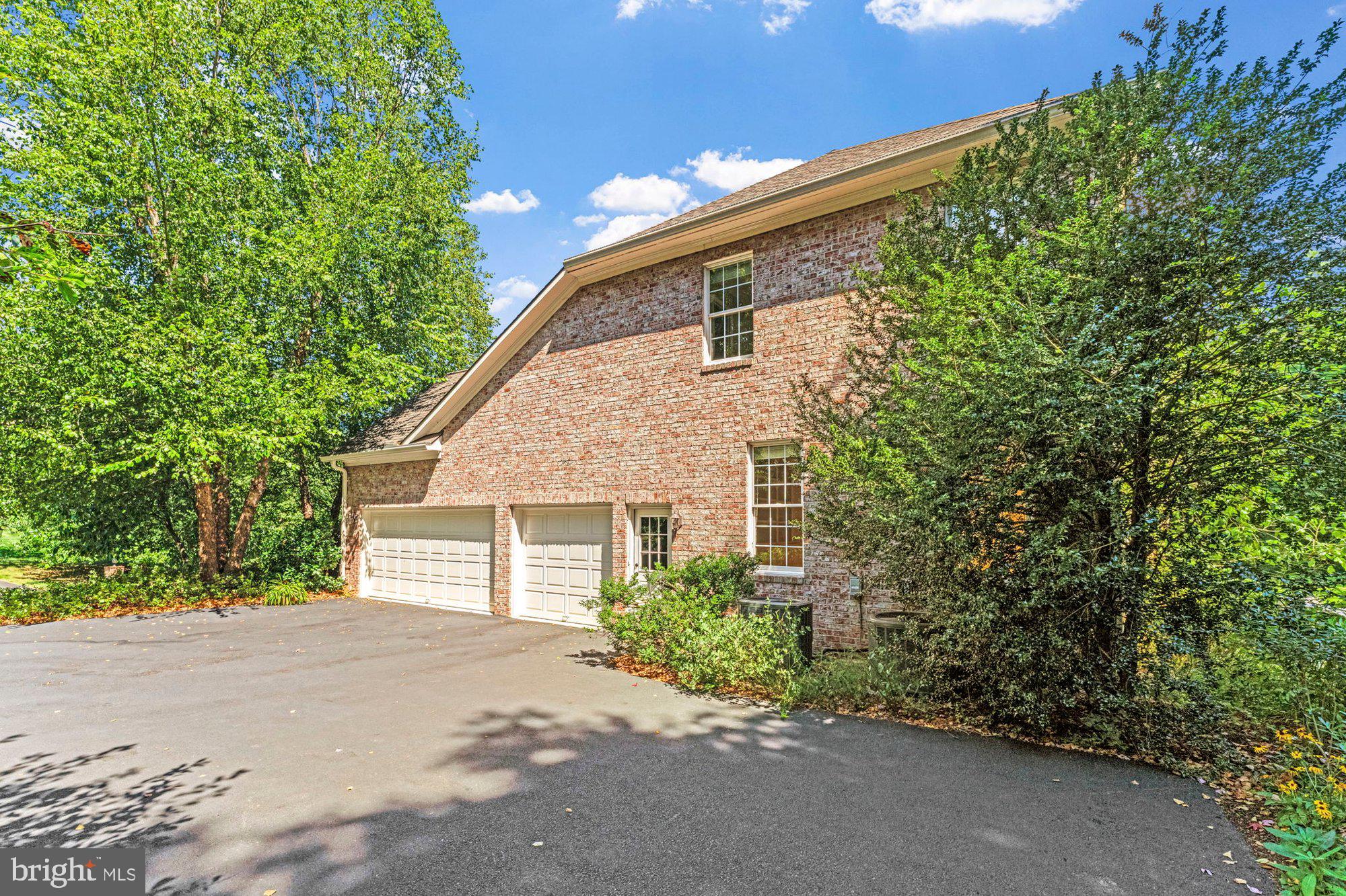 HUNTING HILLS - Residential