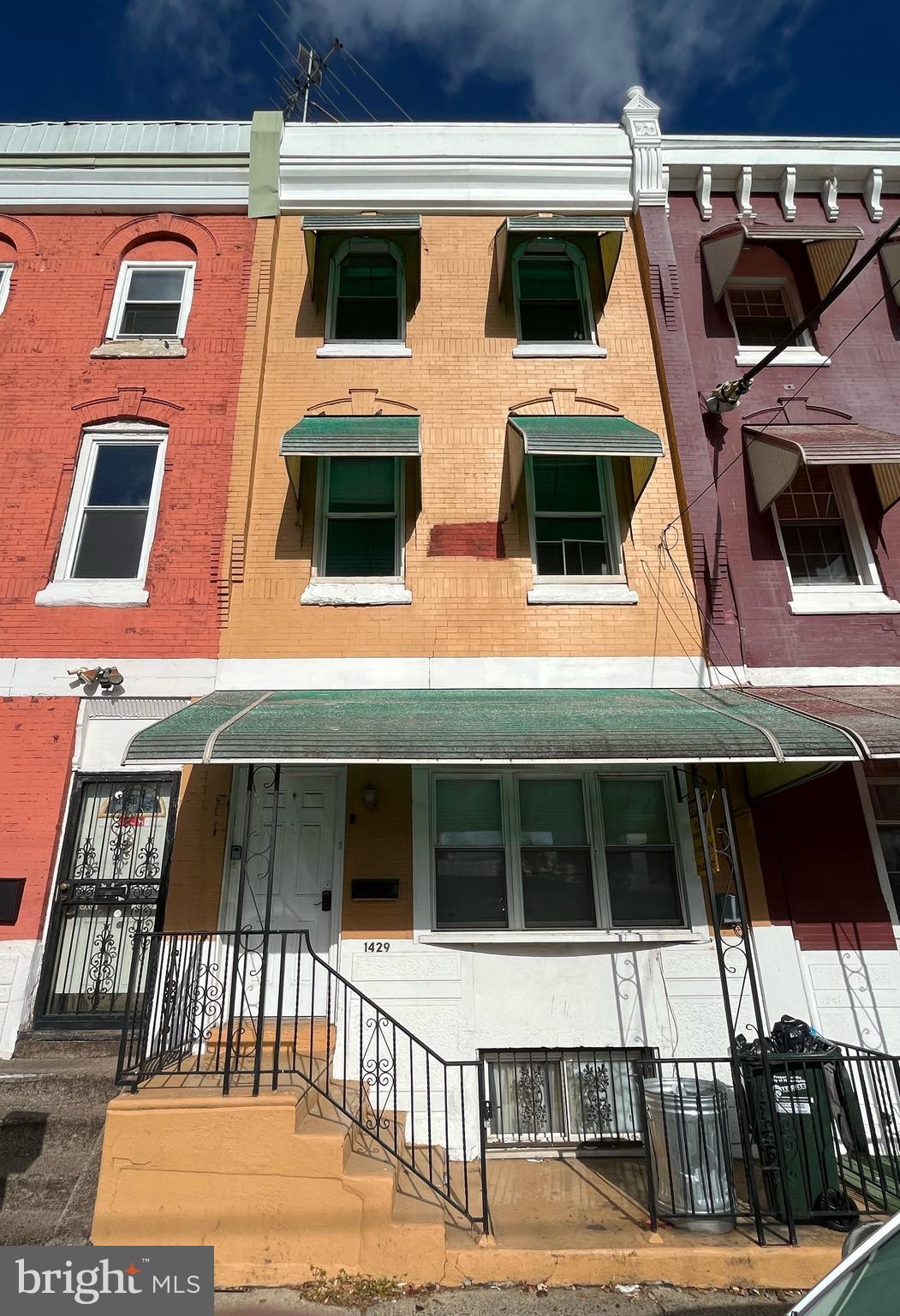 AVAILABLE August 3, 2024!

Location, location, location! TONS of natural light. Only 1 minute away from campus, situated on one of the most popular and safe blocks! This apartment with hardwood floors, lots of natural light, a backyard, semi-finished basement is available for only $650/room! Schedule your showings ASAP before it goes. Central AC and heating, an AMAZING private landlord, washer and dryer in the unit. Video walkthrough available!