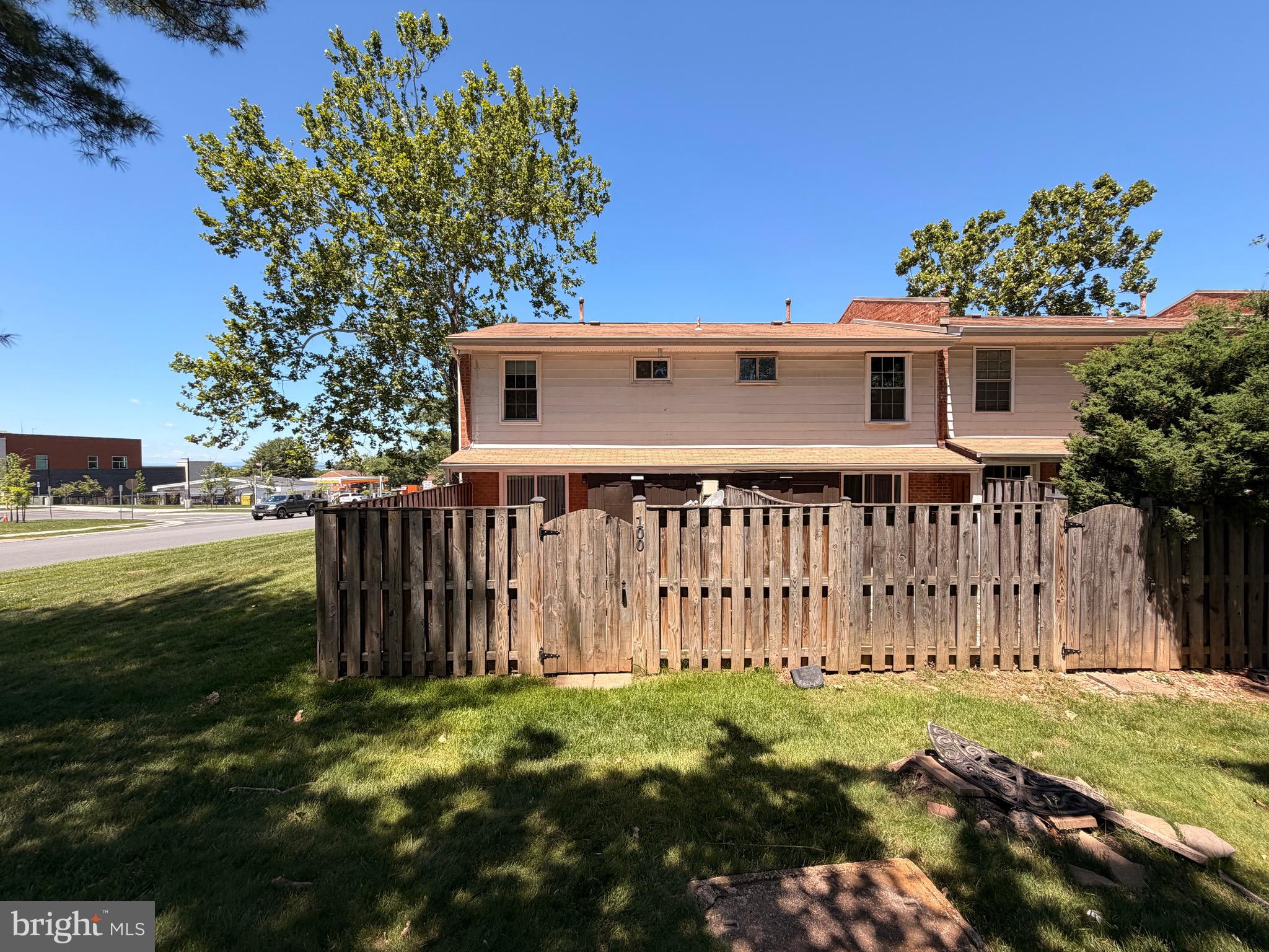 PEMBROOKE - Residential