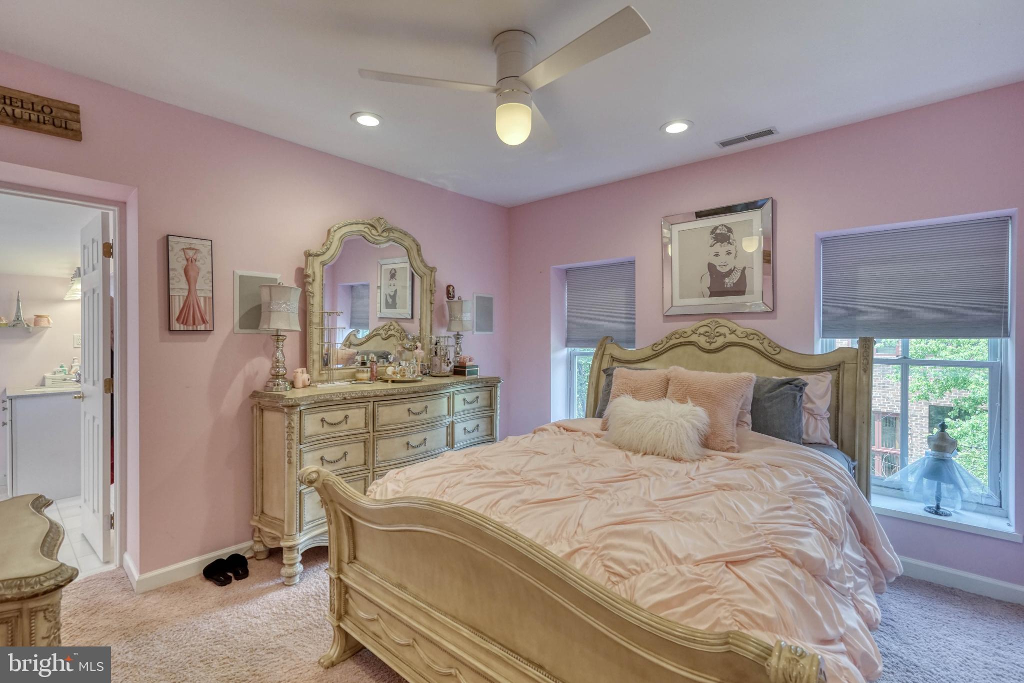 QUEEN VILLAGE - Residential
