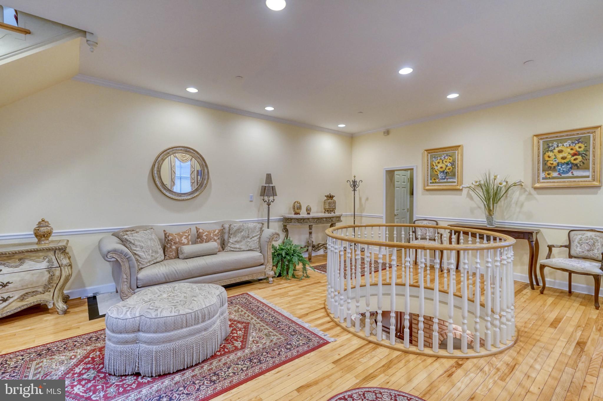 QUEEN VILLAGE - Residential