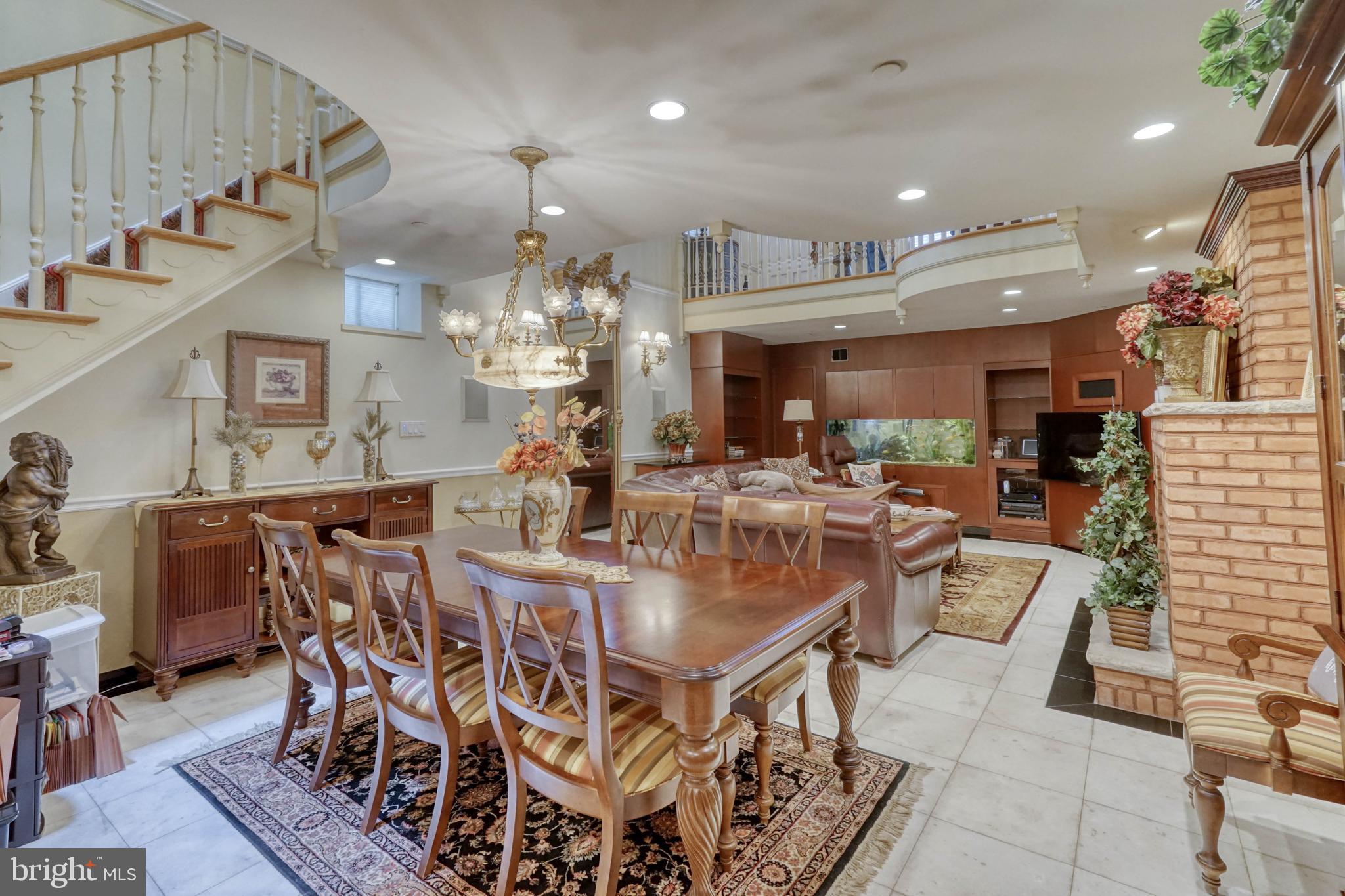 QUEEN VILLAGE - Residential