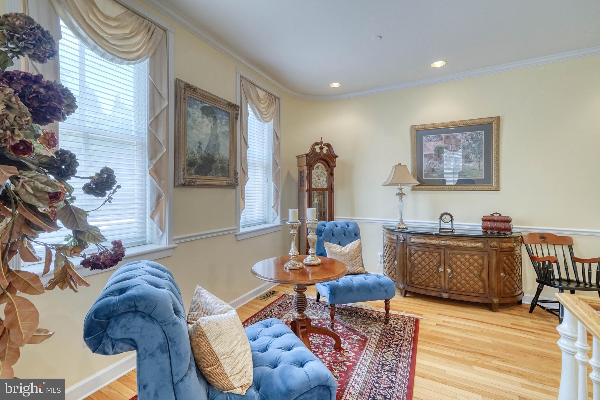 QUEEN VILLAGE - Residential
