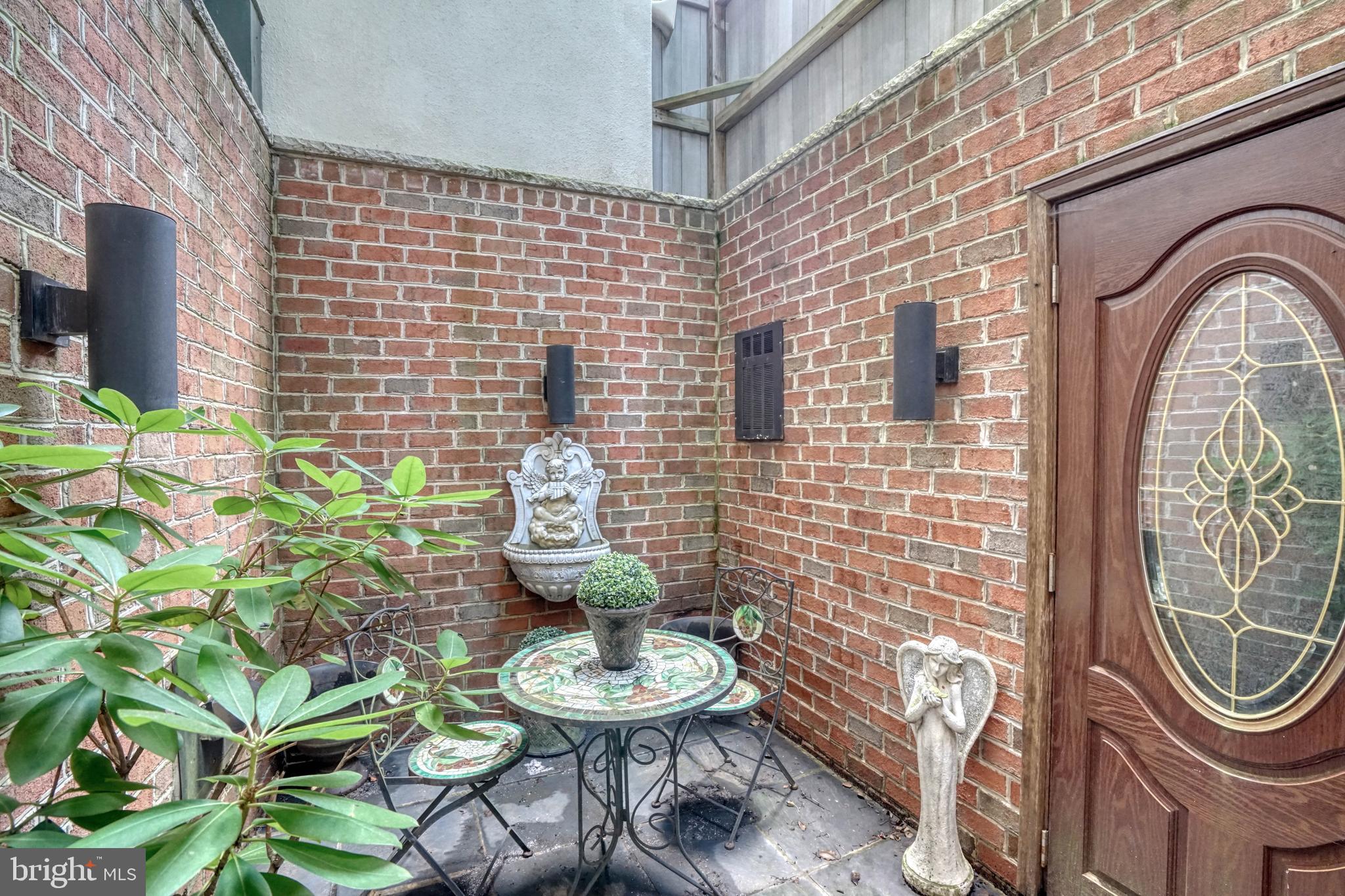 QUEEN VILLAGE - Residential