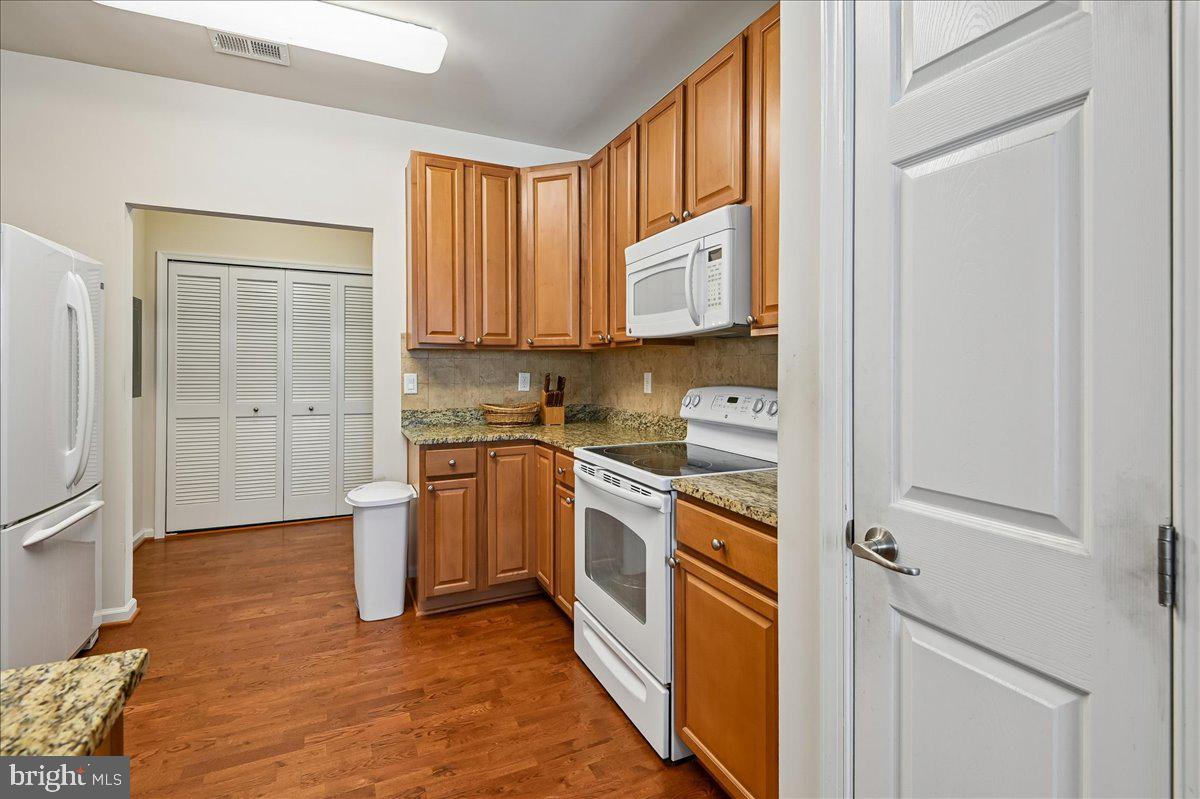 COURTYARDS AT WAVERLY WOODS EAST - Residential