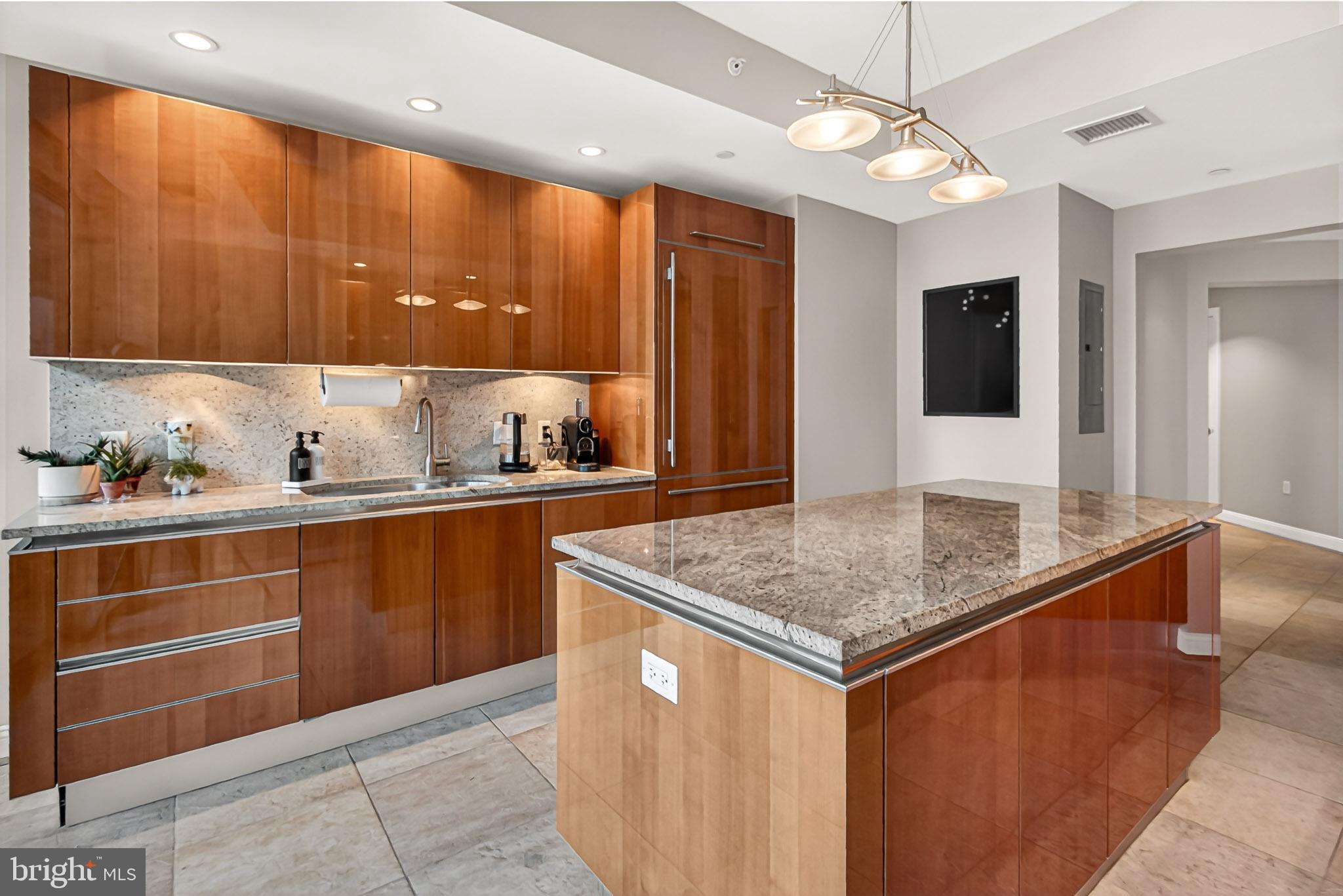 TURNBERRY TOWER - Residential