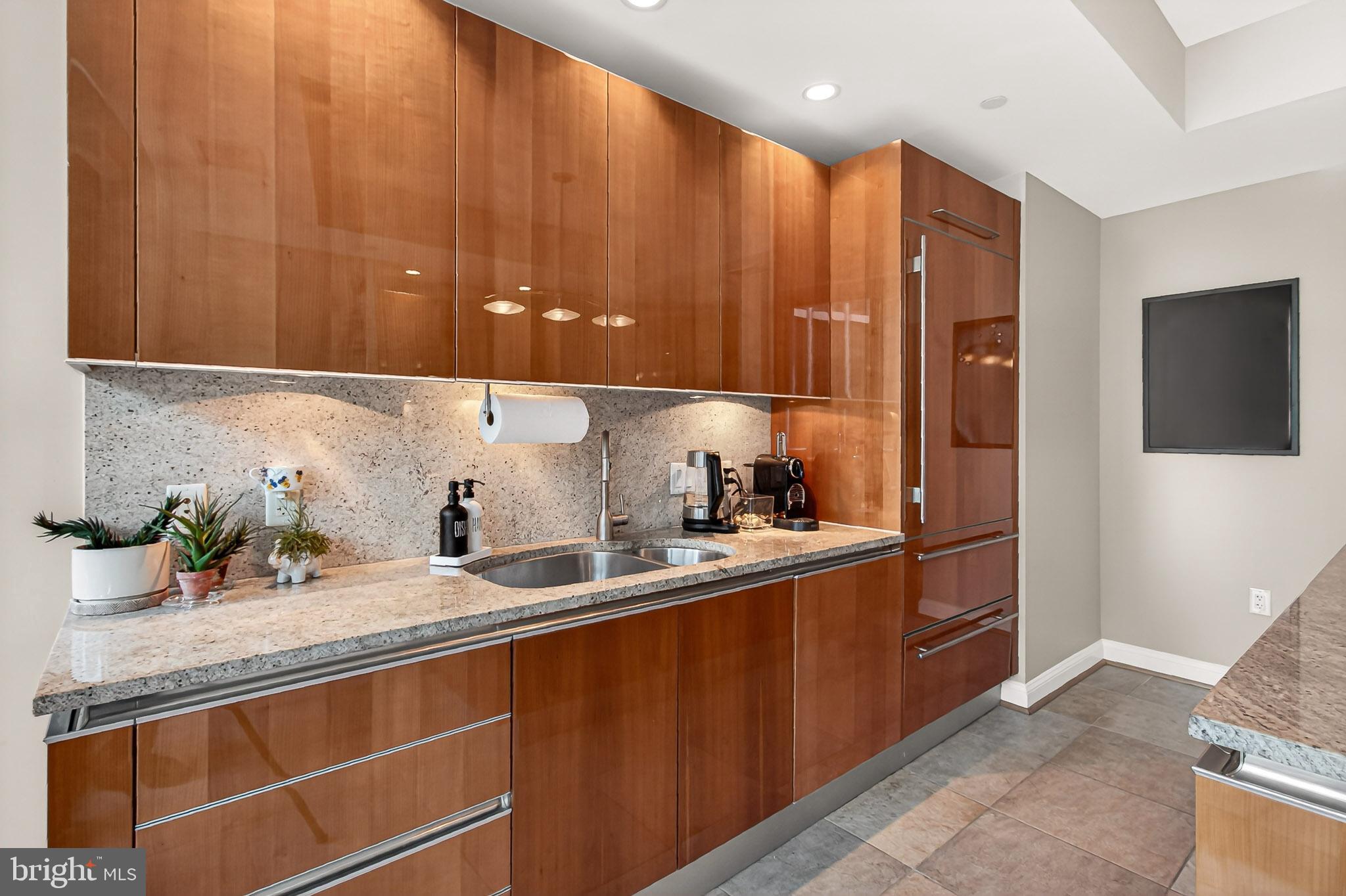 TURNBERRY TOWER - Residential