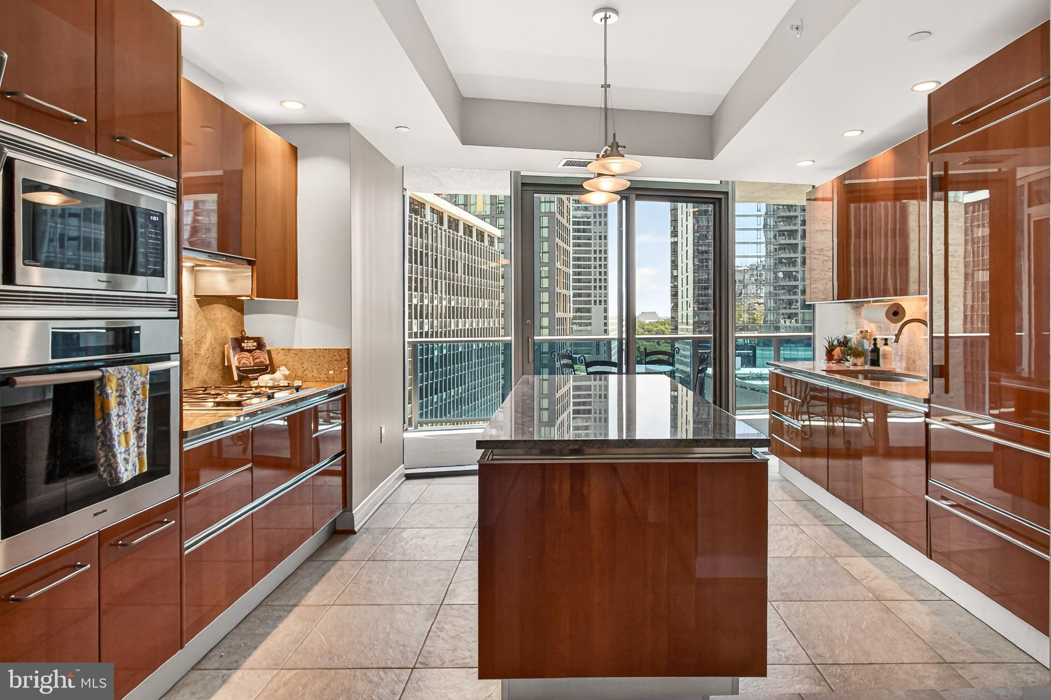TURNBERRY TOWER - Residential